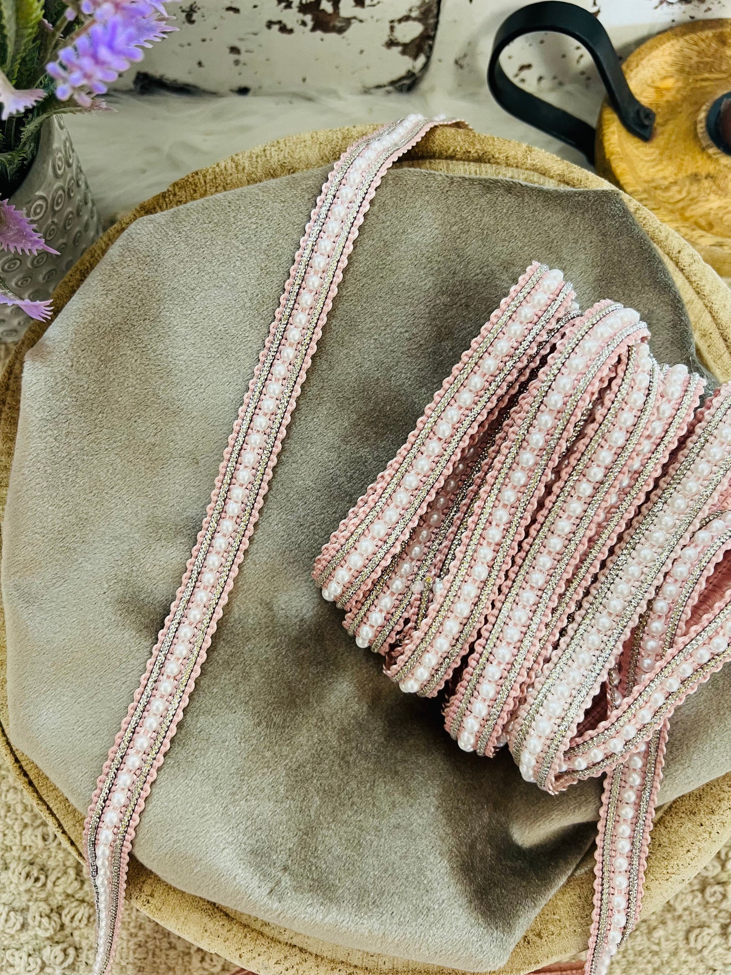 Galon fin orné de perles blanches