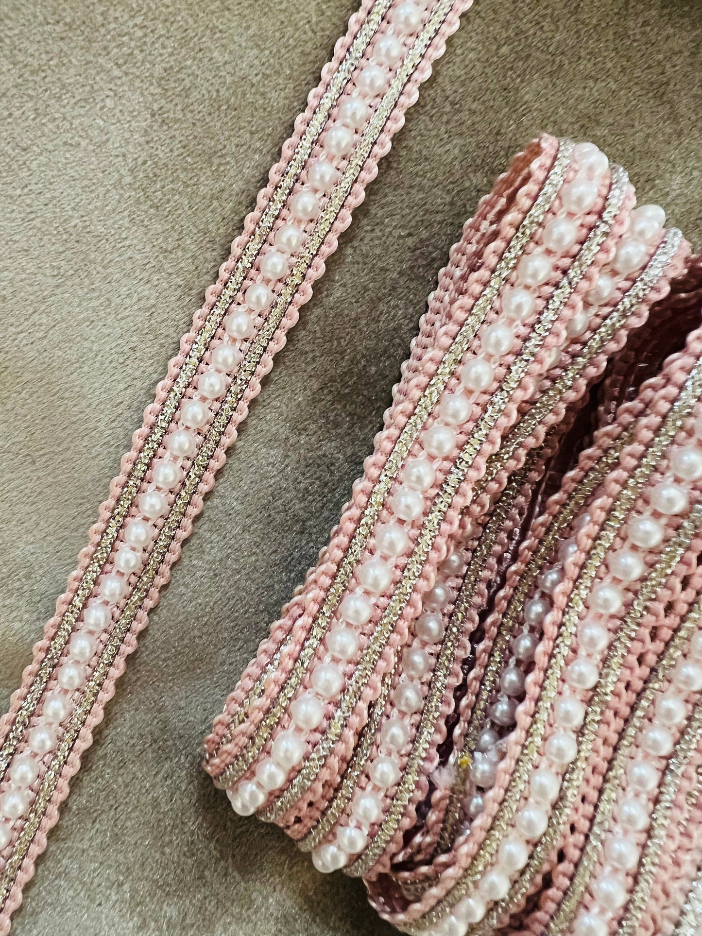 Galon fin orné de perles blanches