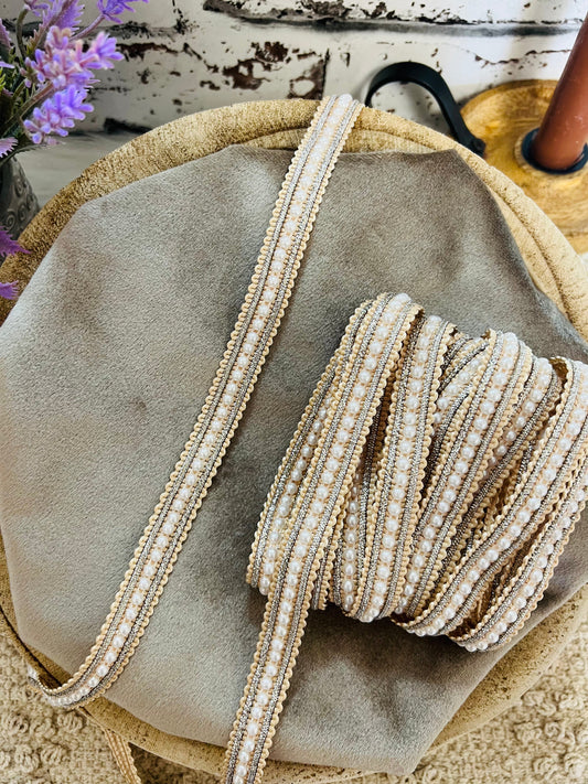 Galon fin orné de perles blanches