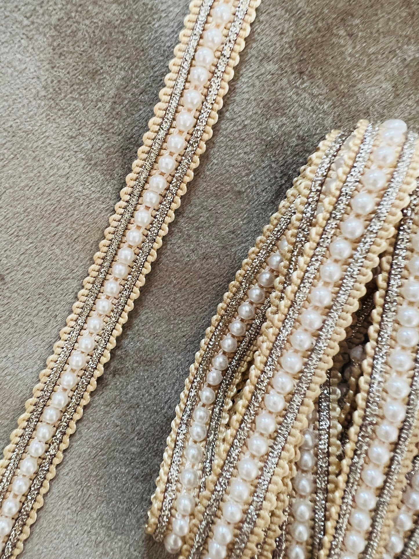 Galon fin orné de perles blanches