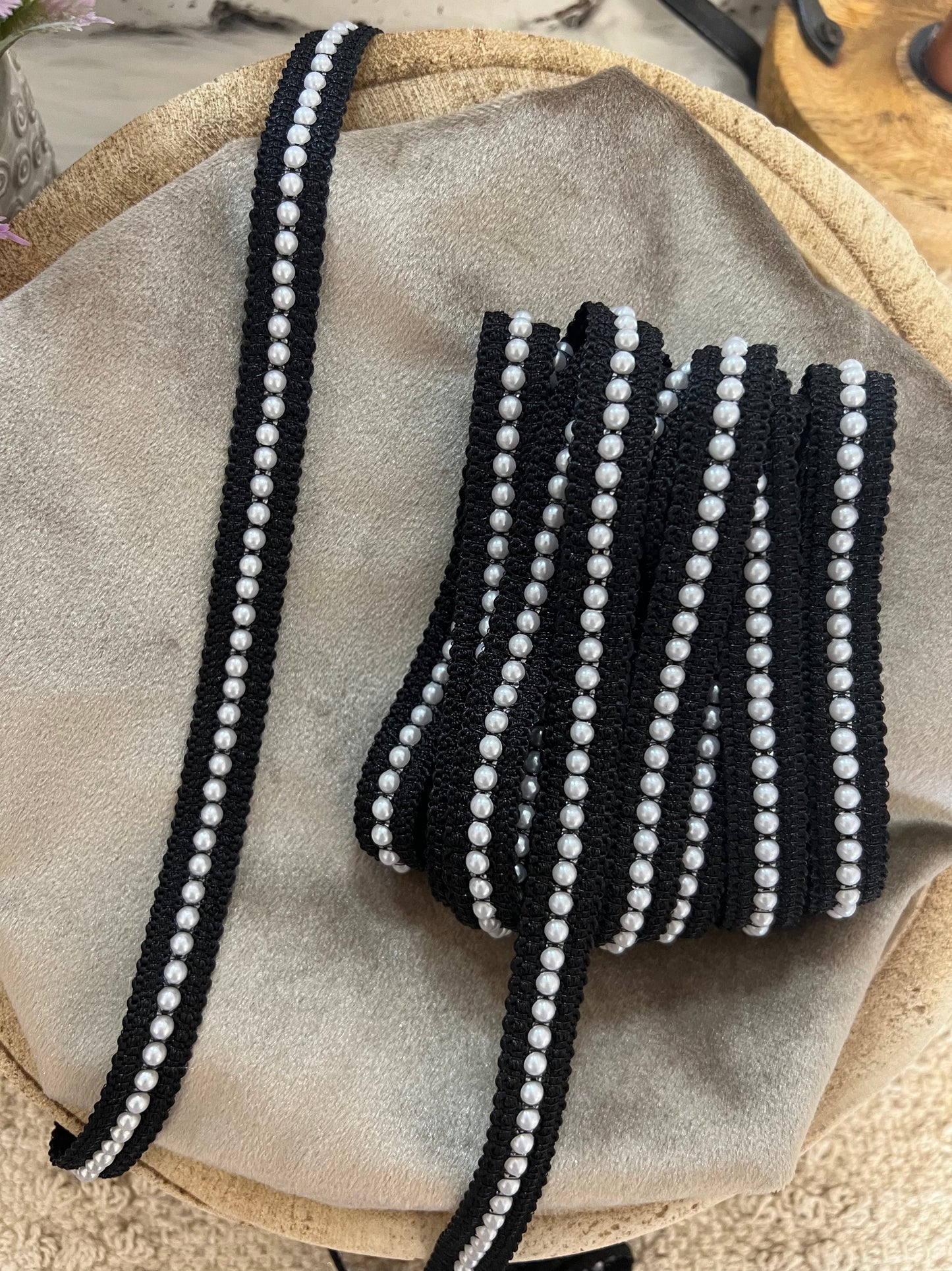 Galon fin orné de perles blanches