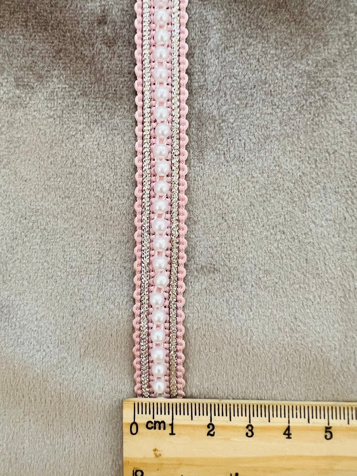 Galon fin orné de perles blanches
