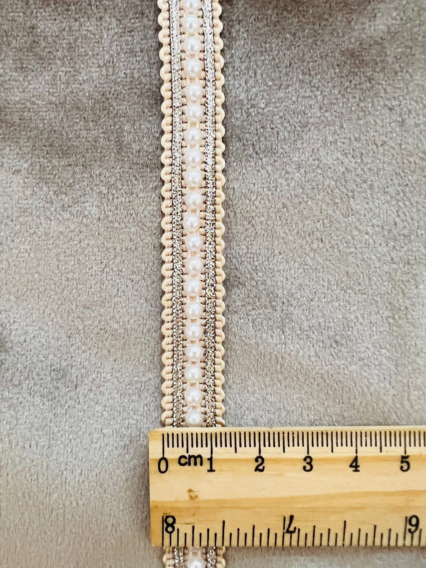 Galon fin orné de perles blanches