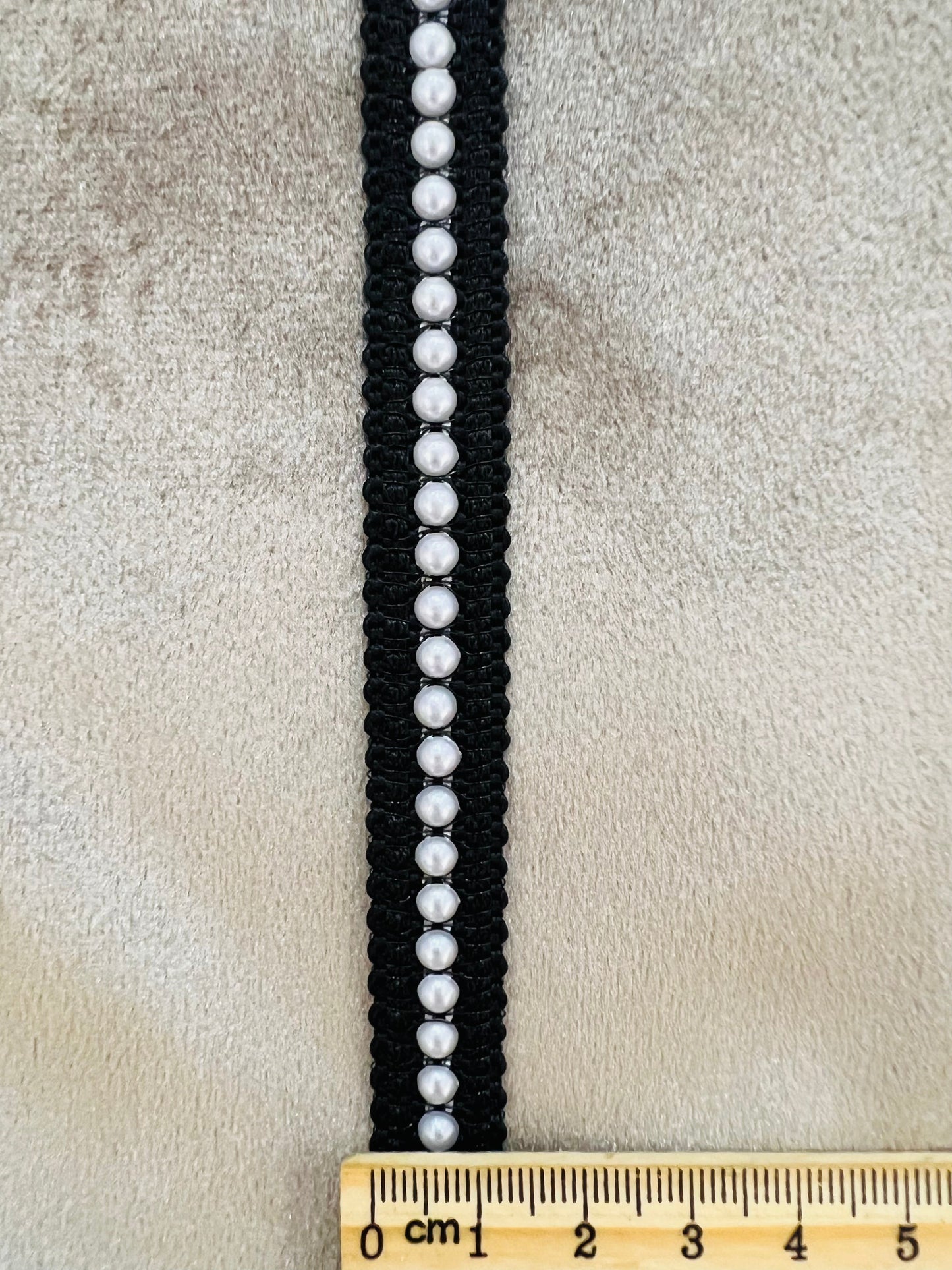 Galon fin orné de perles blanches