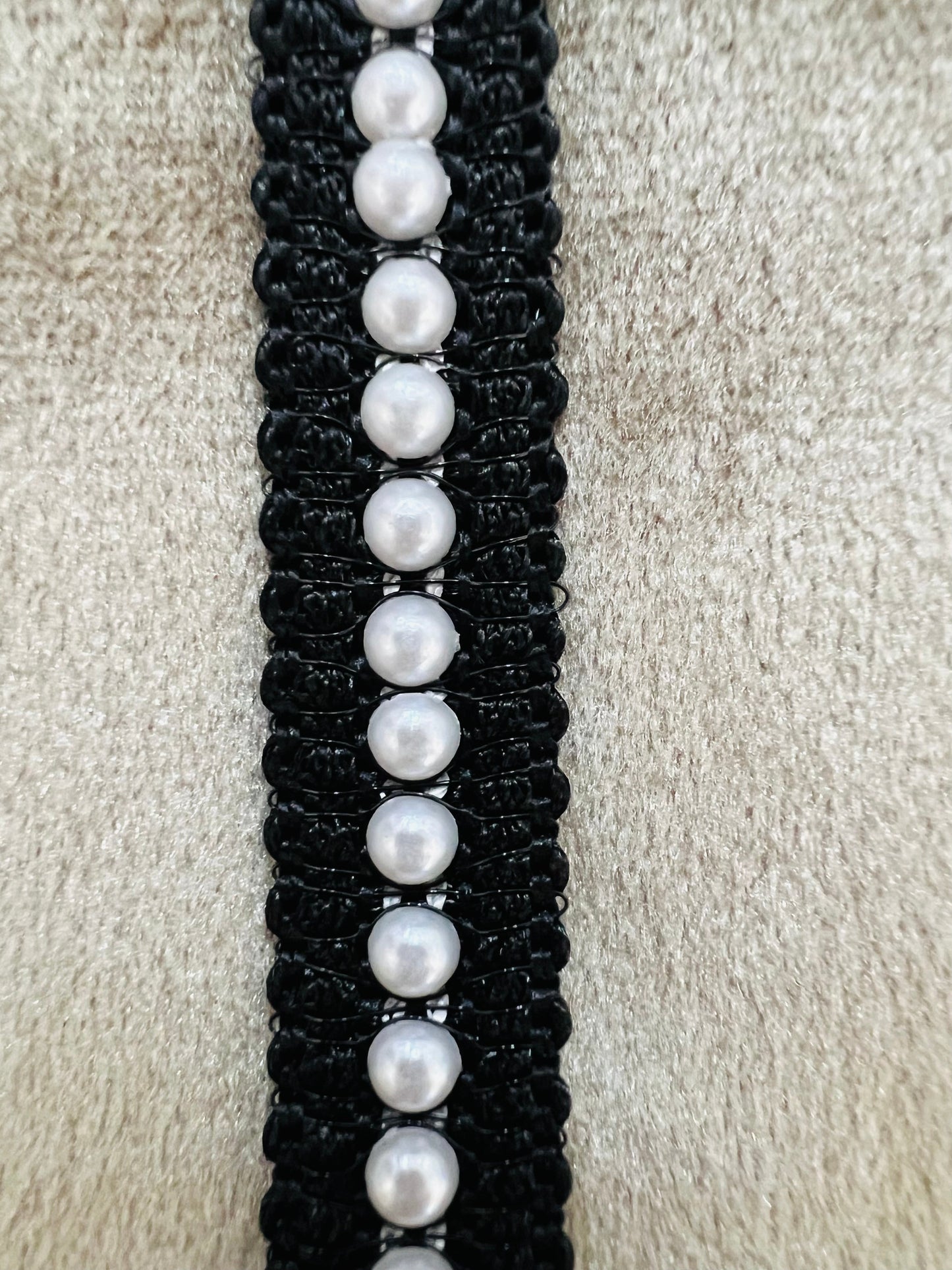 Galon fin orné de perles blanches