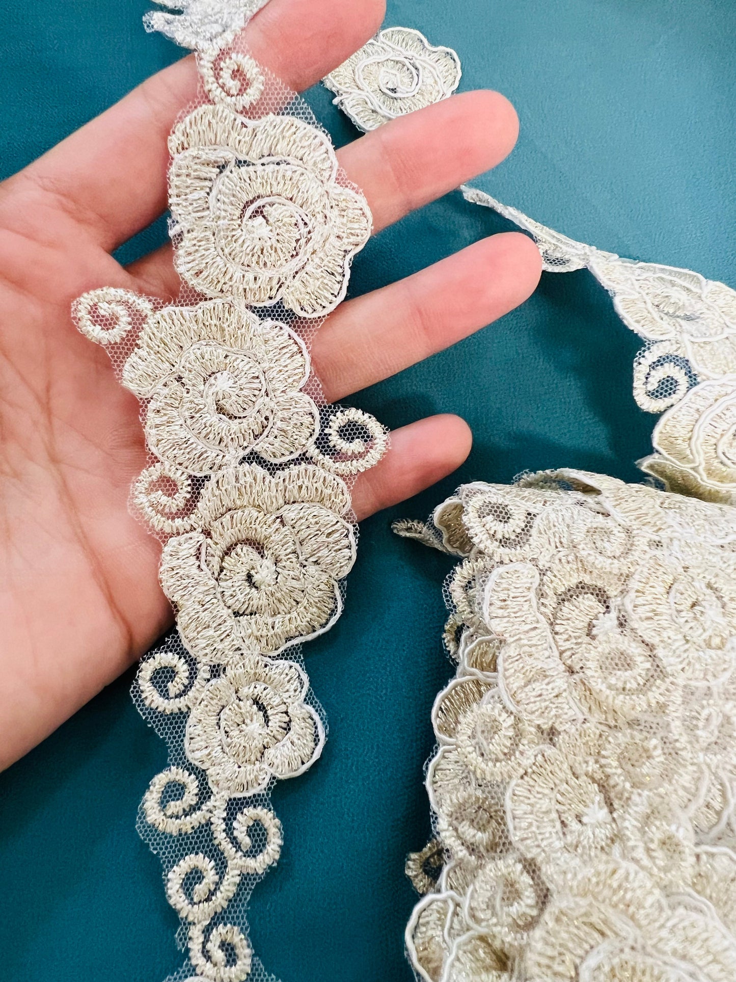 Galon de roses brodées beige doré