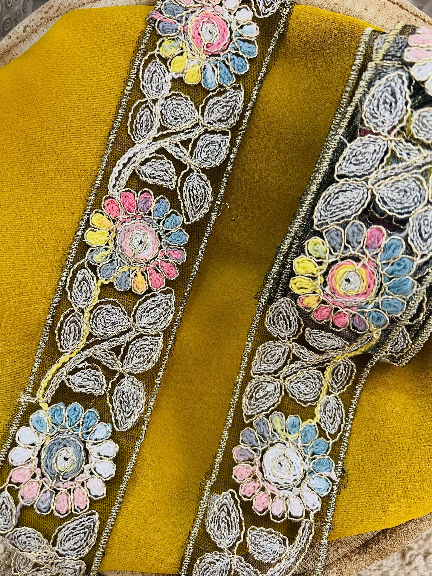 Galon aux broderies multicolores motifs fleurs sur tiges