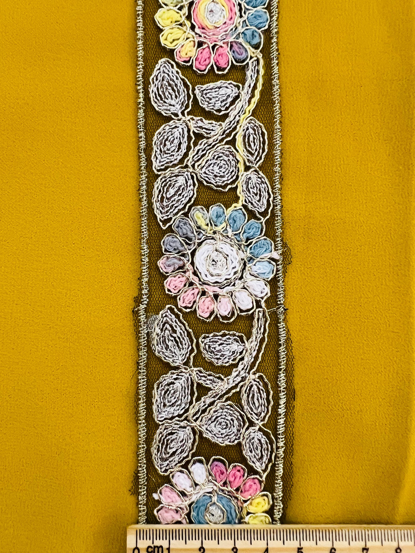 Galon aux broderies multicolores motifs fleurs sur tiges