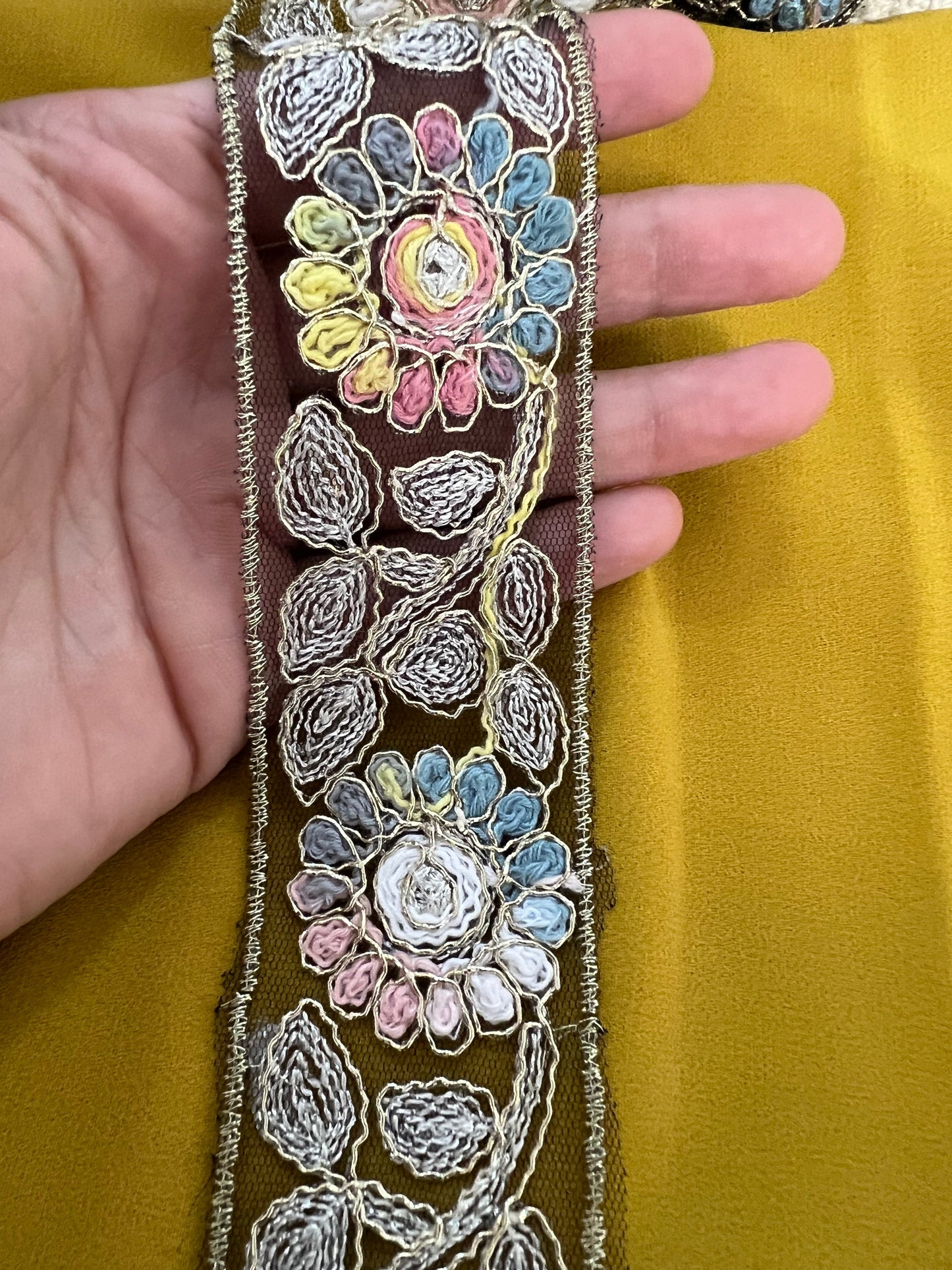 Galon aux broderies multicolores motifs fleurs sur tiges