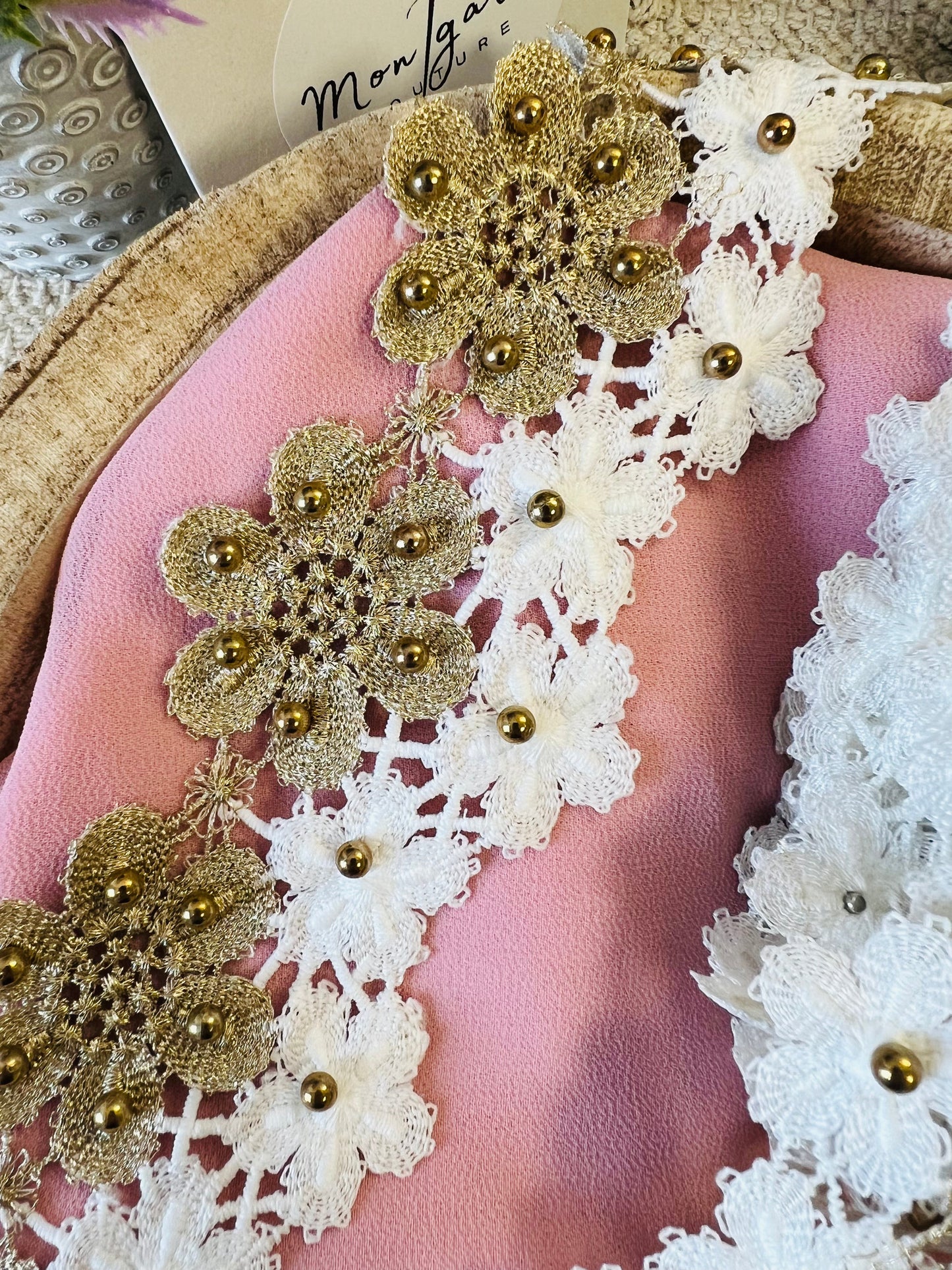 Galon bicolore blanc et doré fleuri orné de petites perles dorées