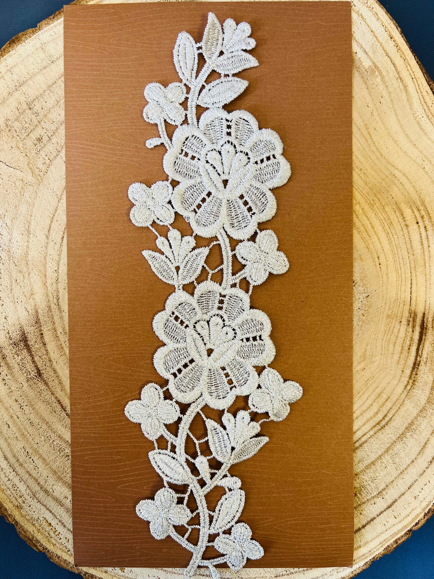 Guipure intemporelle fleurs entièrement argenté 1 pièce Droite