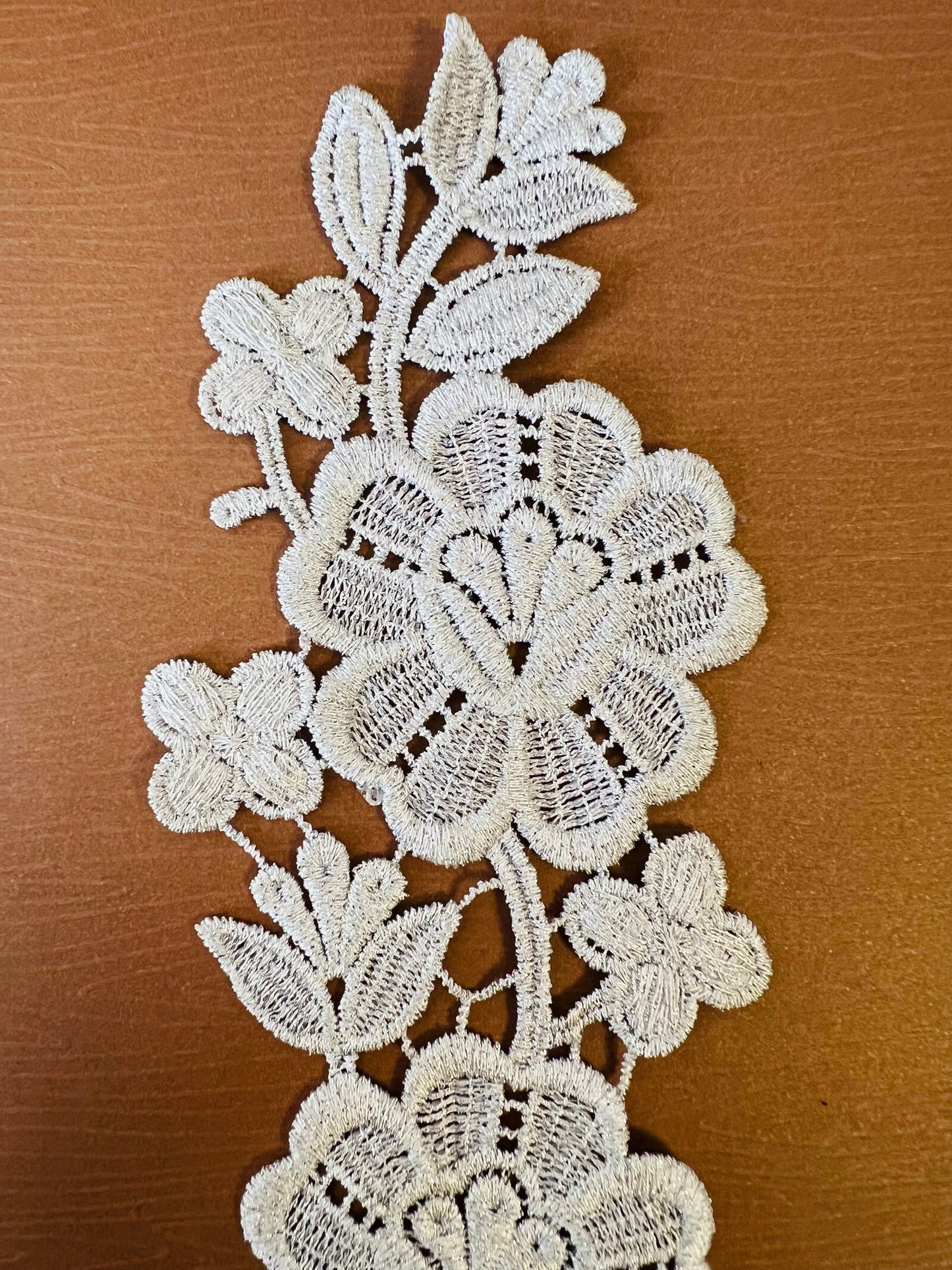 Guipure intemporelle fleurs entièrement argenté 1 pièce Droite