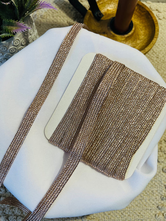 Galon très fin tissé lumineux.