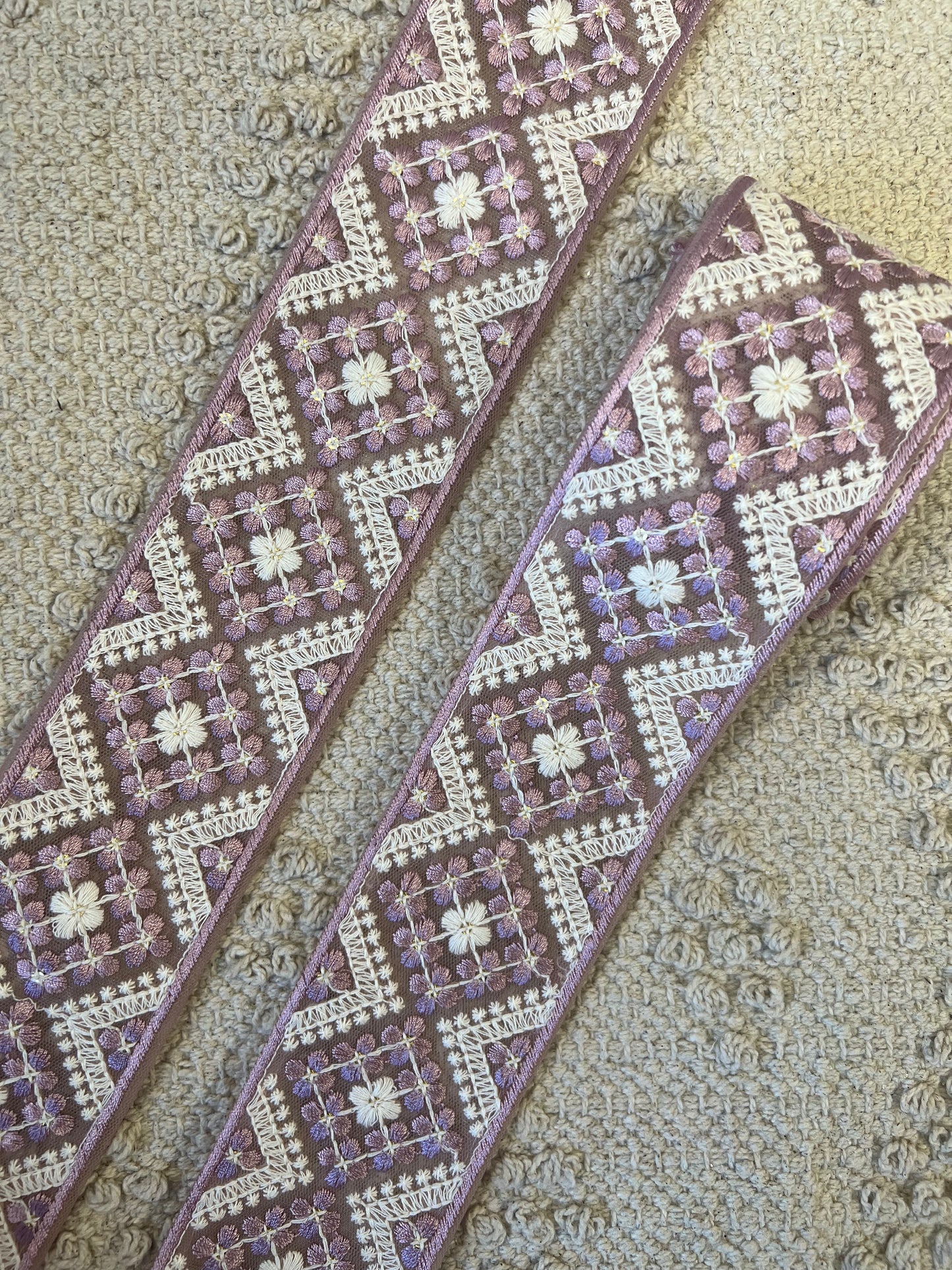 Galon brodé losange mauve et blanc