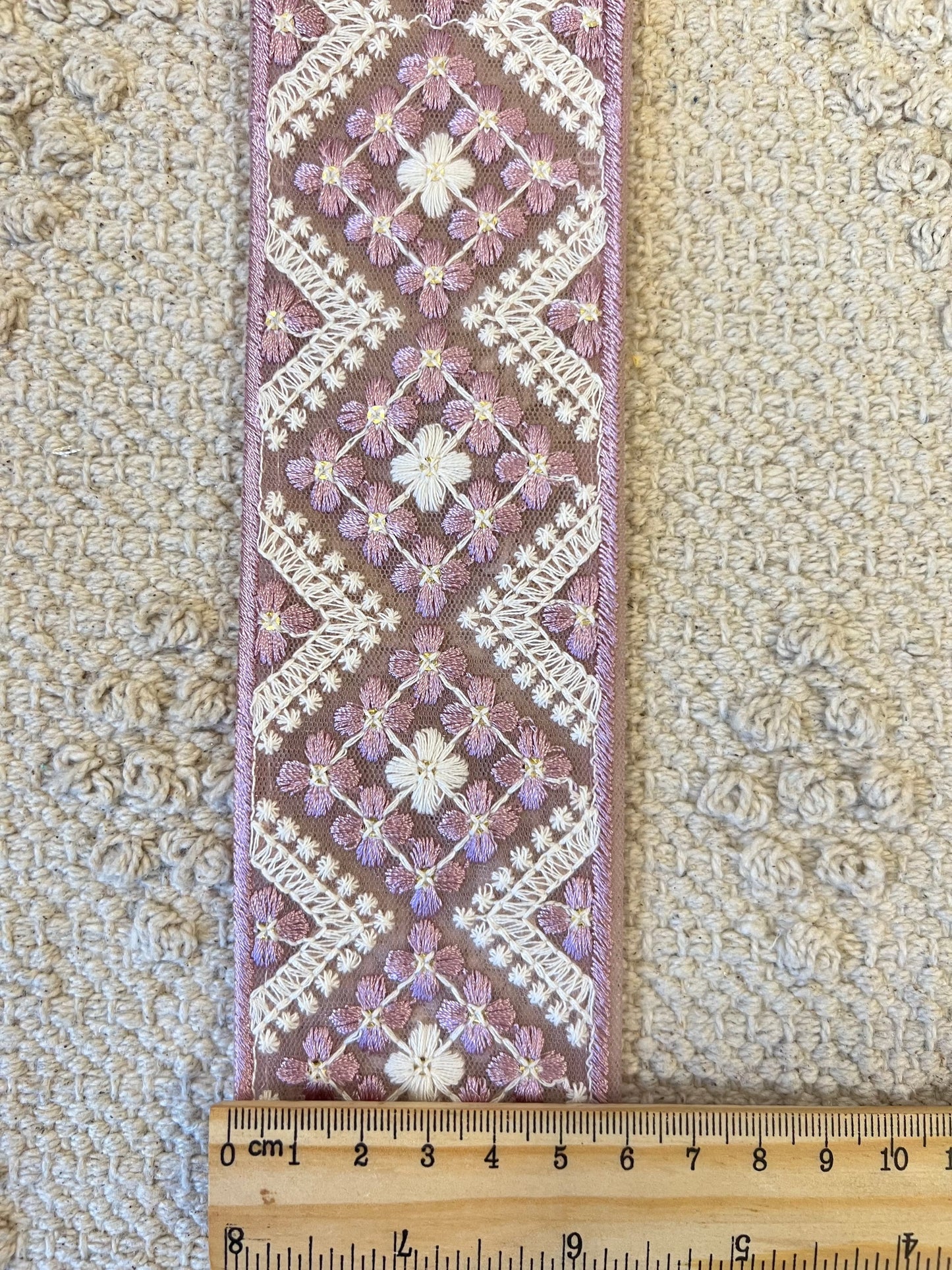 Galon brodé losange mauve et blanc