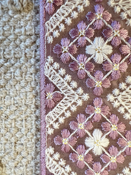 Galon brodé losange mauve et blanc