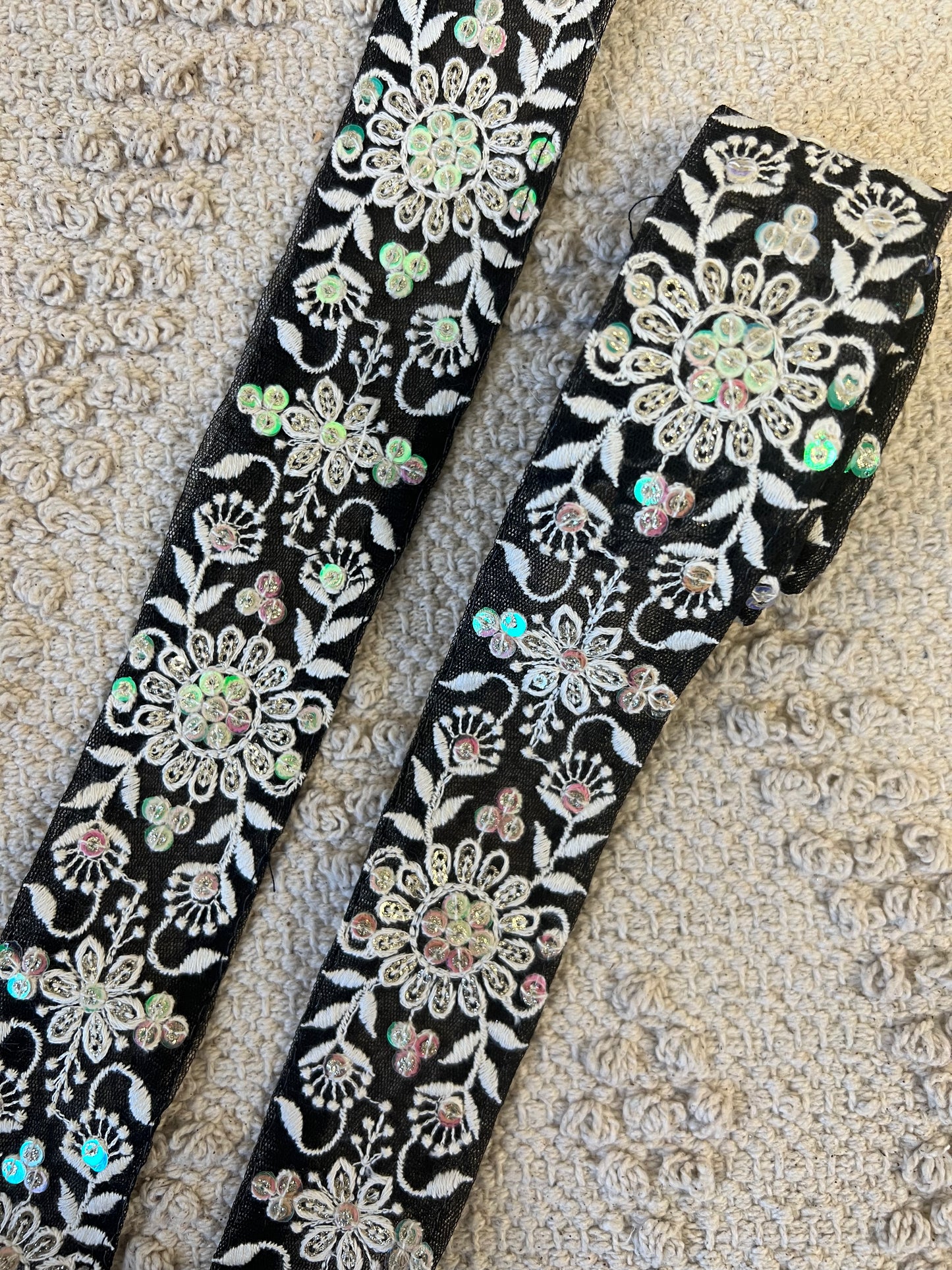 Galon à broderie blanche et sequins argent. Différents coloris.
