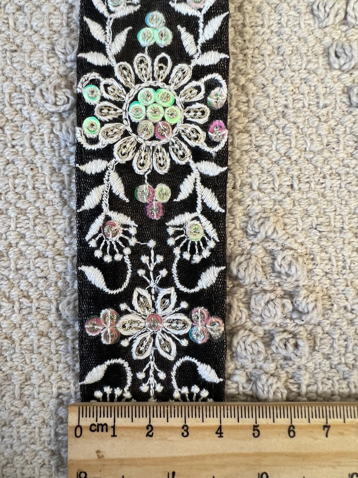 Galon à broderie blanche et sequins argent. Différents coloris.