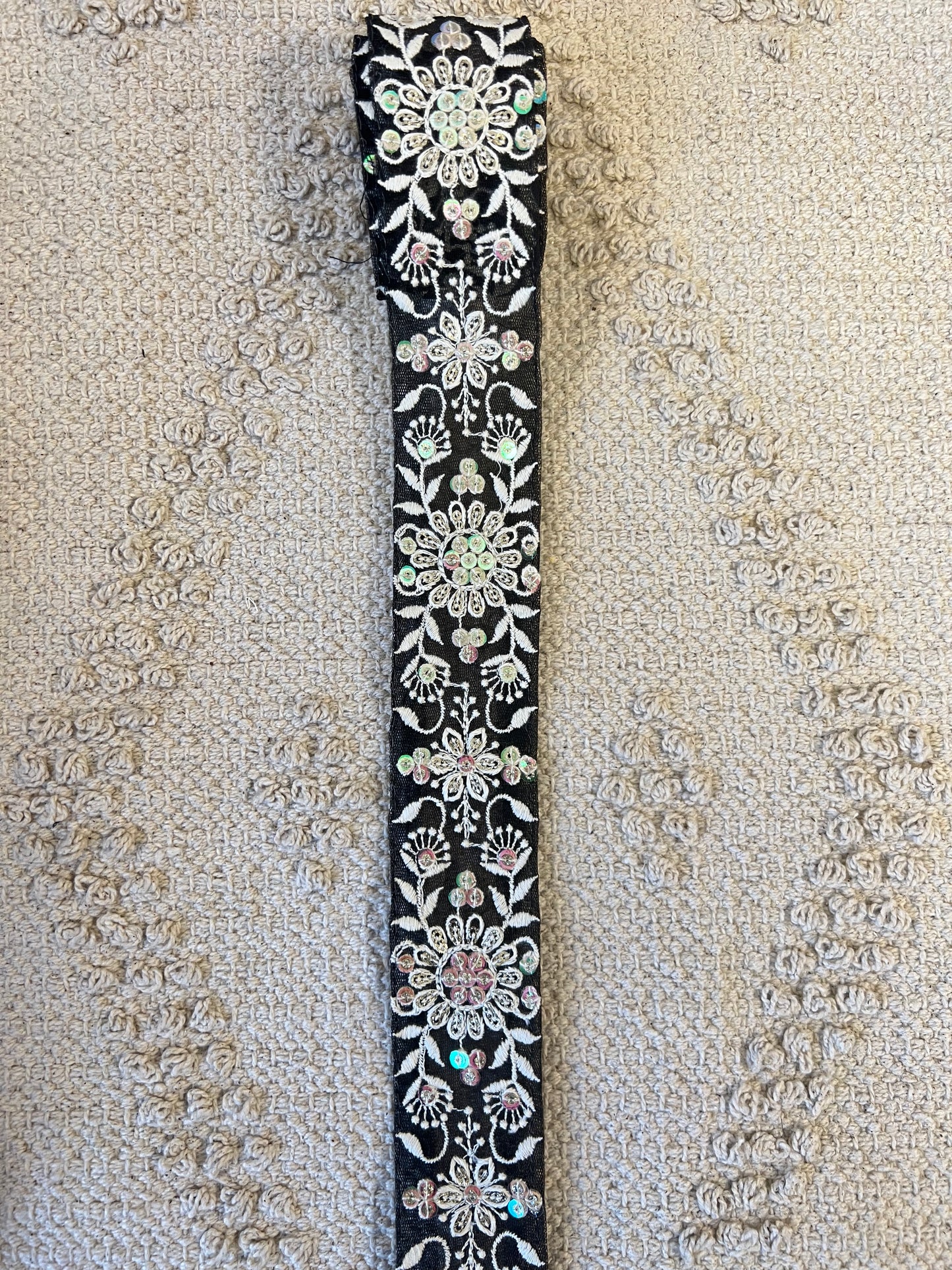 Galon à broderie blanche et sequins argent. Différents coloris.