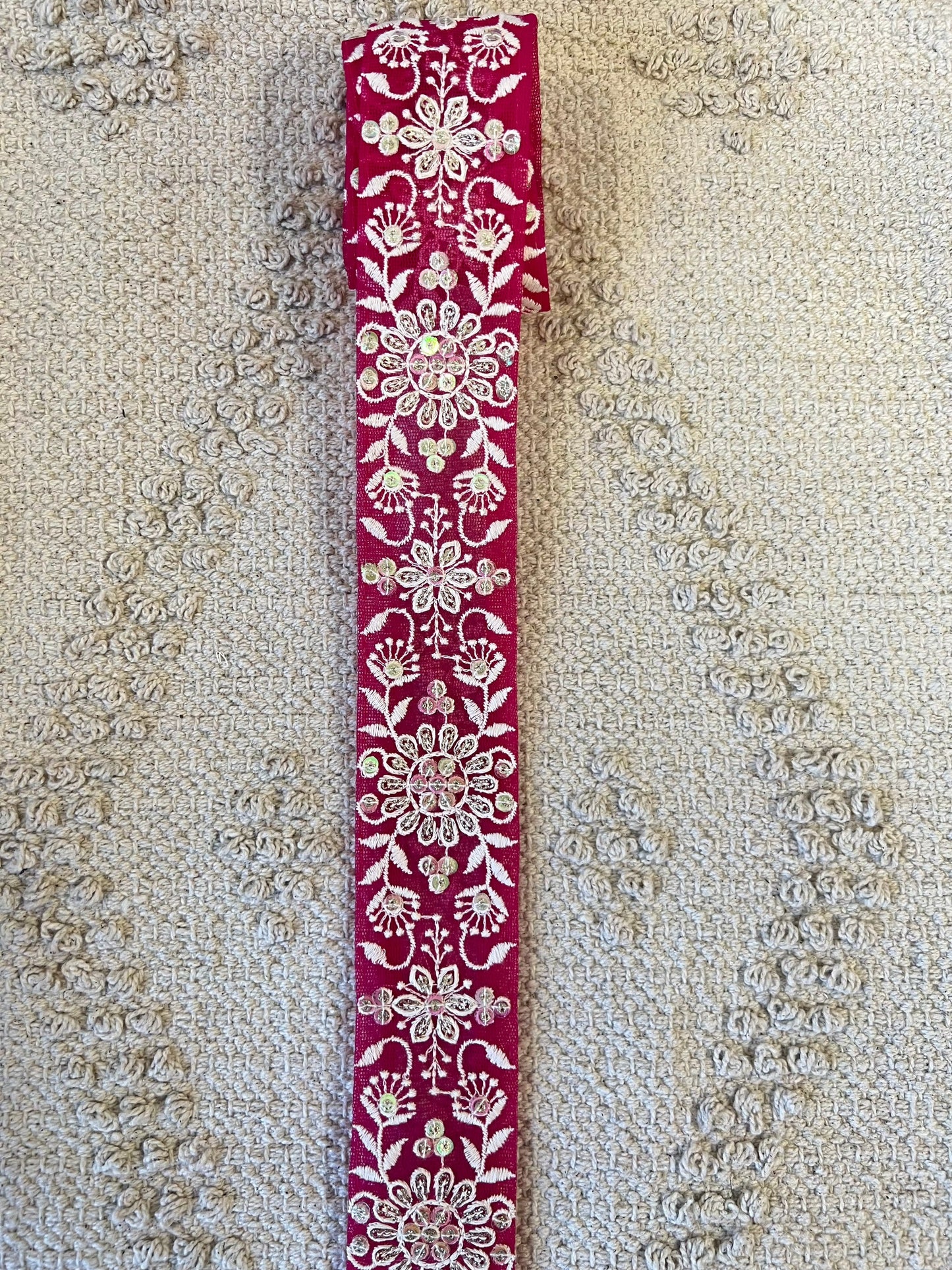 Galon à broderie blanche et sequins argent. Différents coloris.