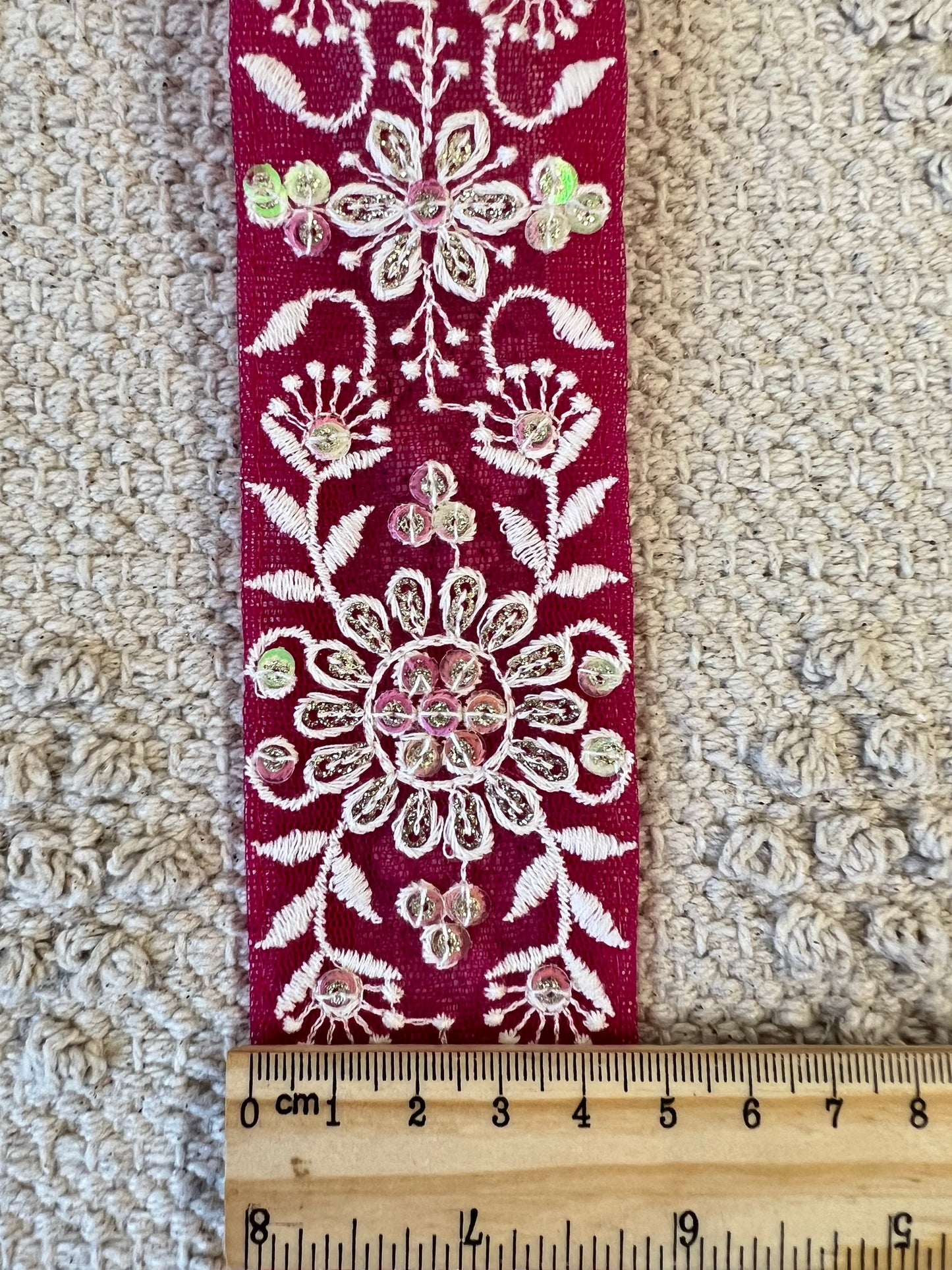 Galon à broderie blanche et sequins argent. Différents coloris.