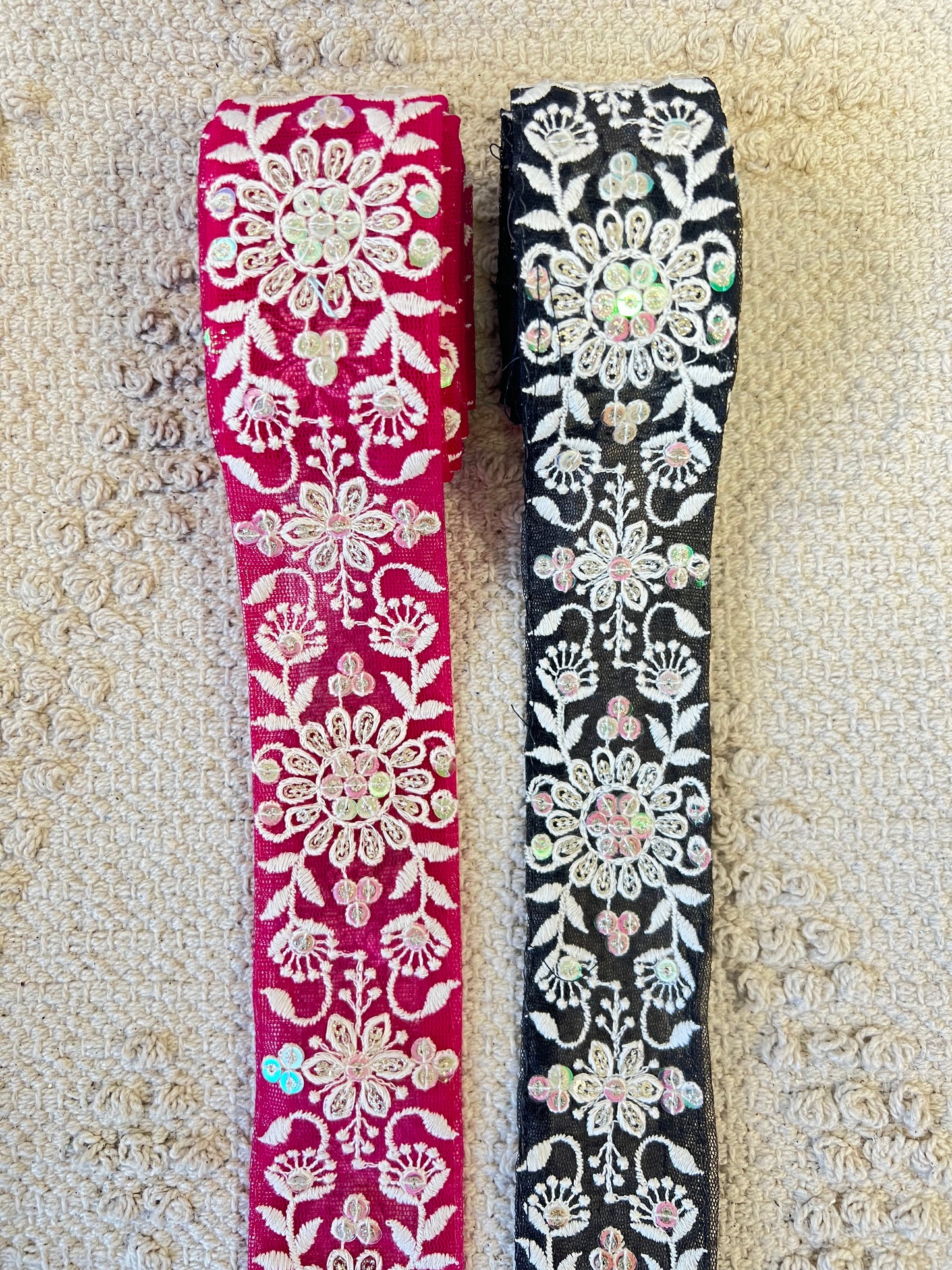 Galon à broderie blanche et sequins argent. Différents coloris.