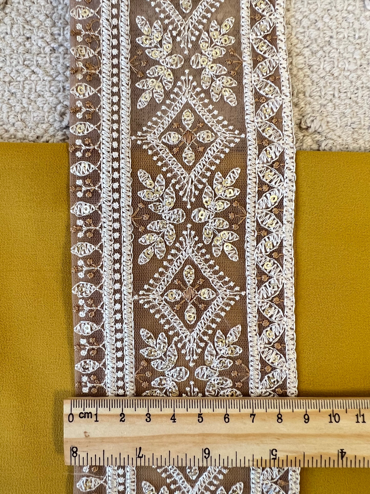 Galon délicatement brodé de fils blanc et dorés avec mini sequins dorés. Différents coloris.