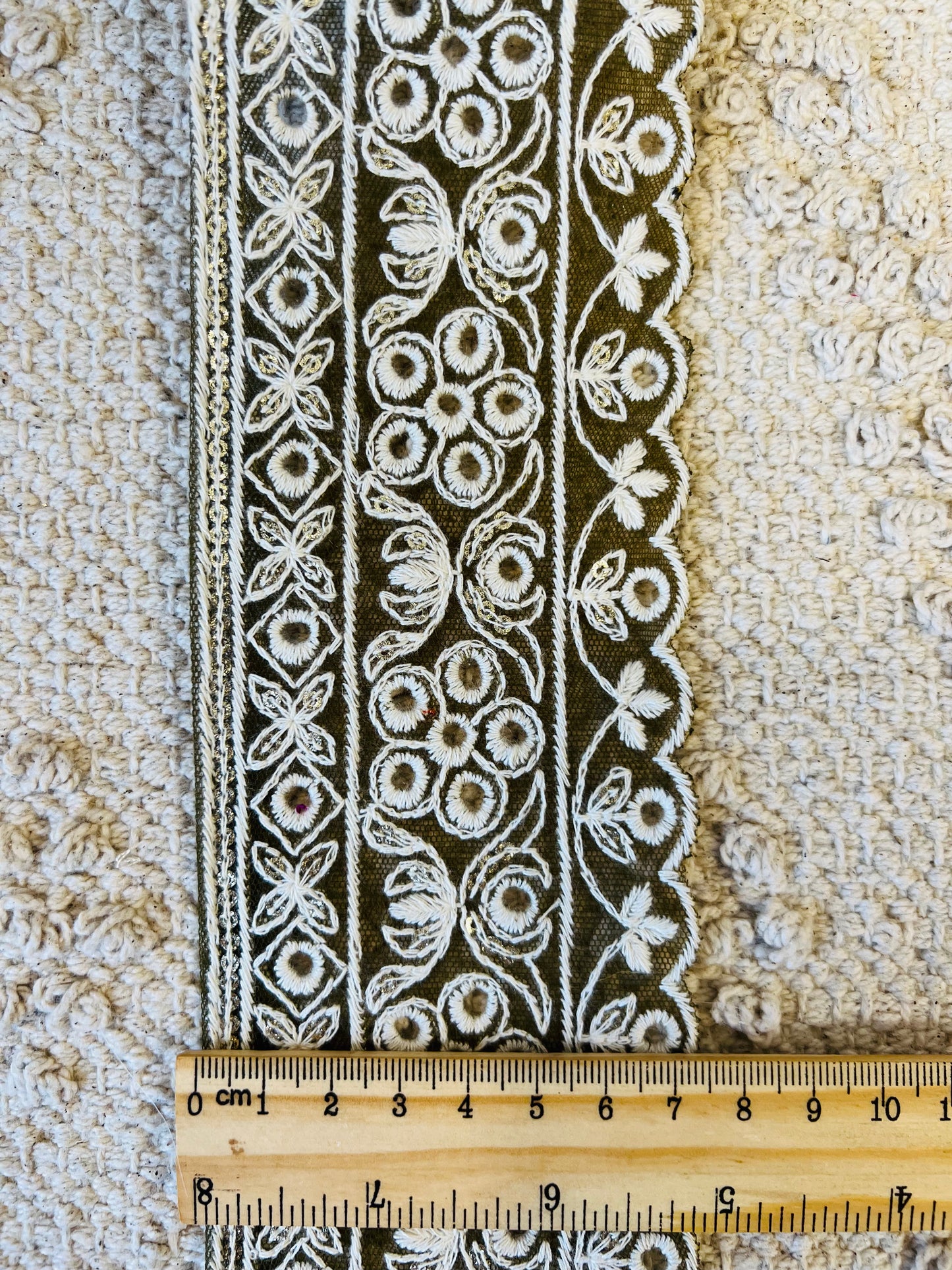 Galon brodé fresque fleurie de largeur moyenne