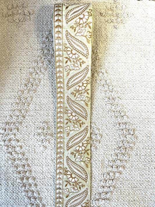 Galon vert sauge brodé blanc et doré 7 cm