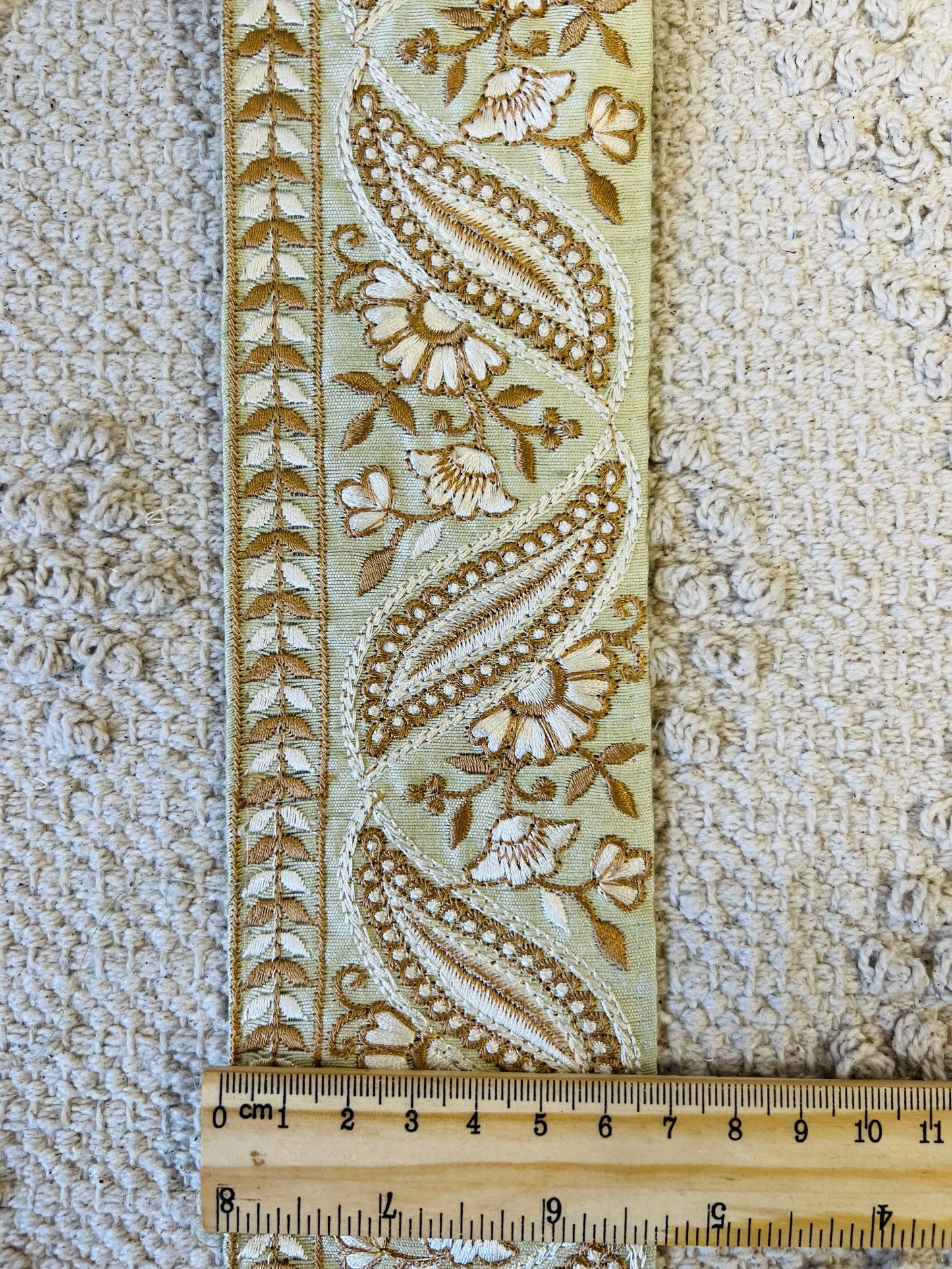 Galon vert sauge brodé blanc et doré 7 cm