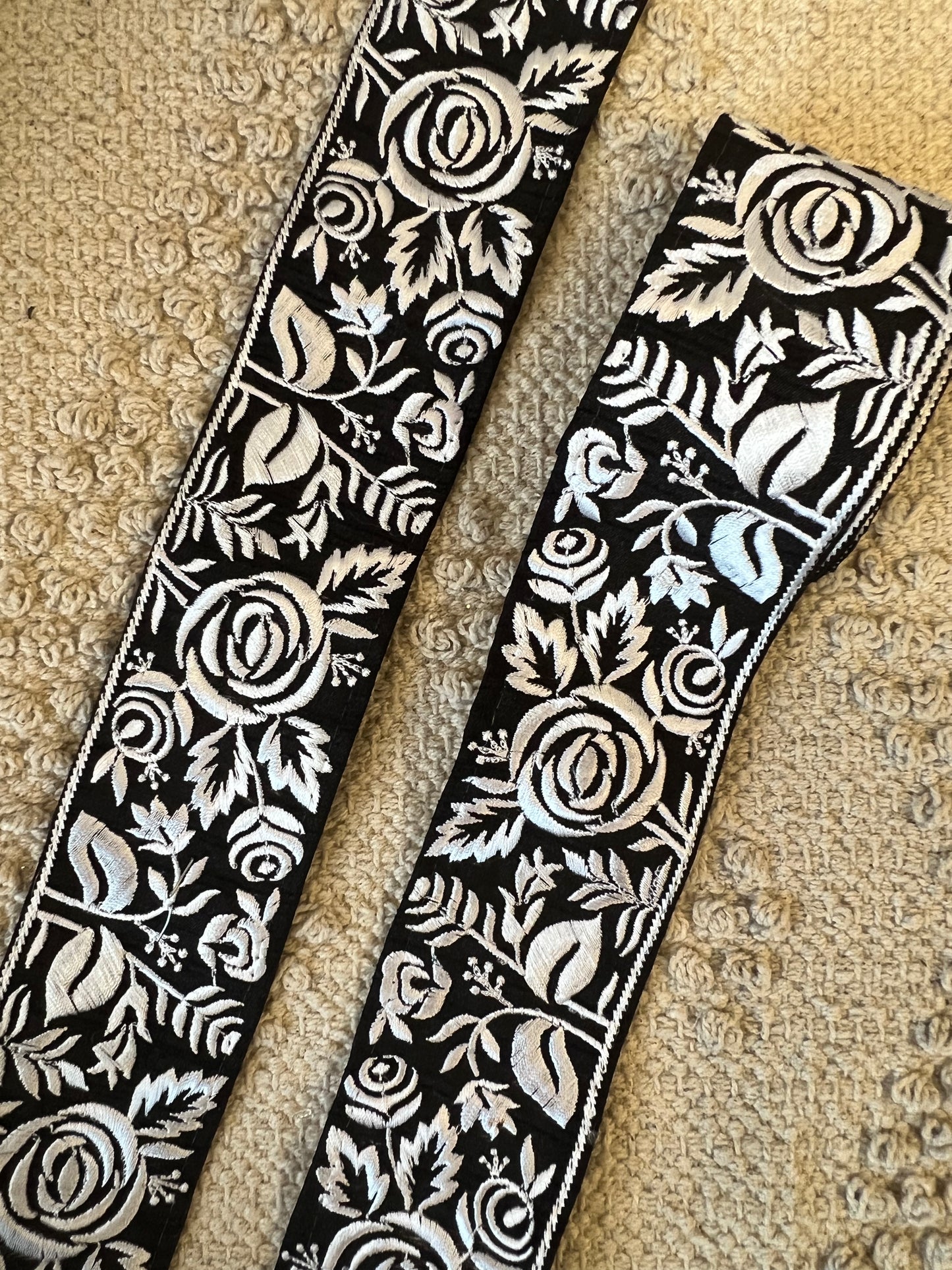 Galon noir et argent brodé et fleuri
