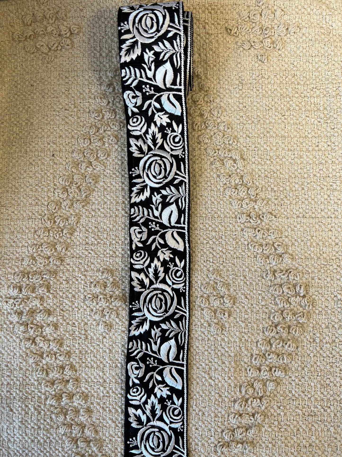 Galon noir et argent brodé et fleuri