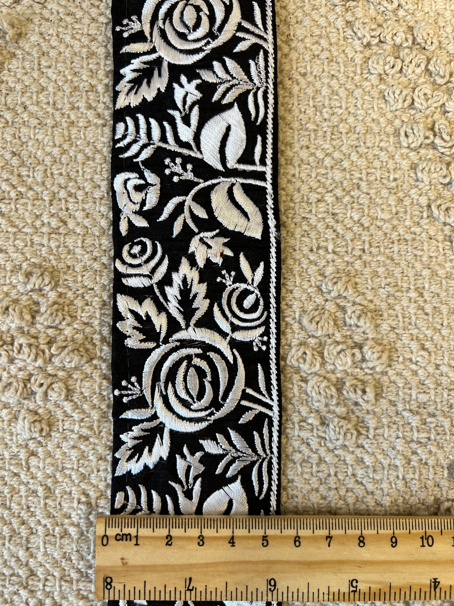 Galon noir et argent brodé et fleuri