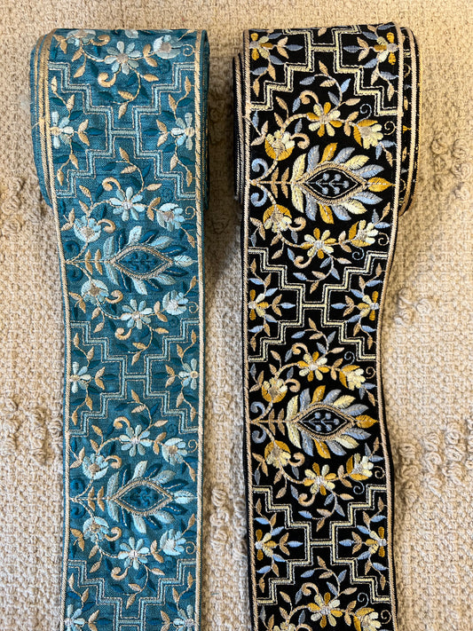 Galon de fleurs délicatement brodées aux touches dorées et nacrées. Différents coloris.