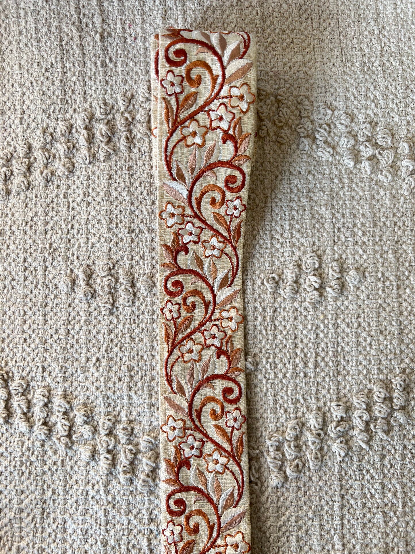 Galon inspiration médiévale brodé de fils marron et beige. Différents coloris.