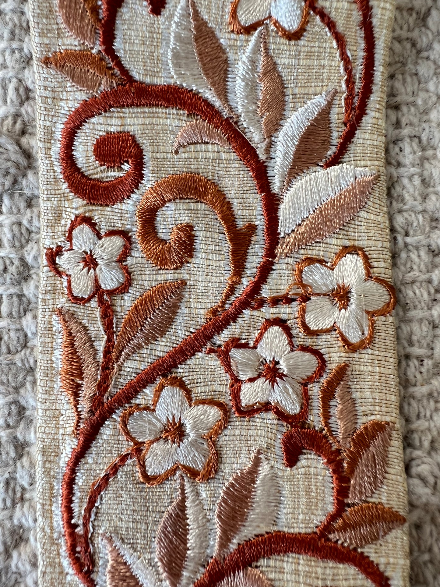 Galon inspiration médiévale brodé de fils marron et beige. Différents coloris.