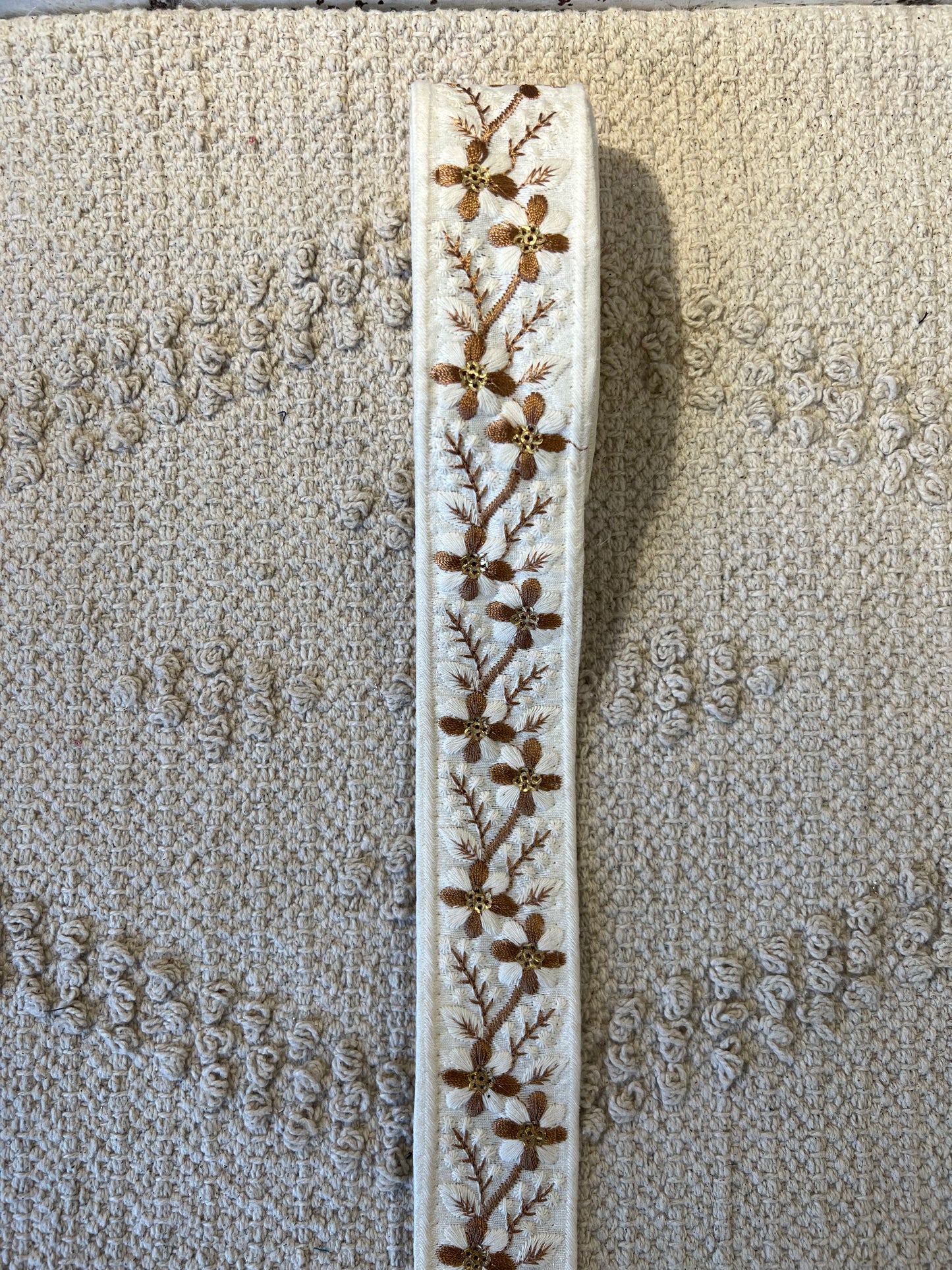 Galon broderie blanche et fils dorés avec mini sequins dorés. Différents coloris.