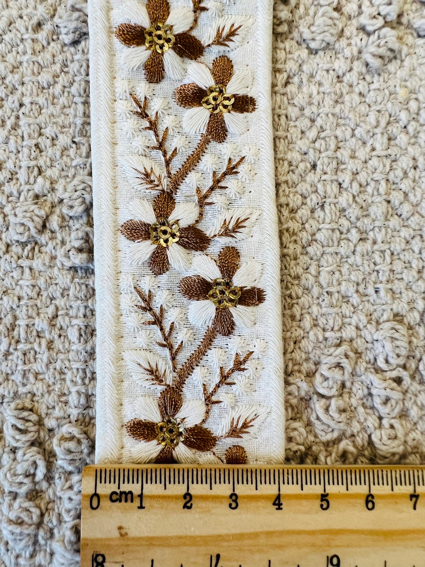 Galon broderie blanche et fils dorés avec mini sequins dorés. Différents coloris.