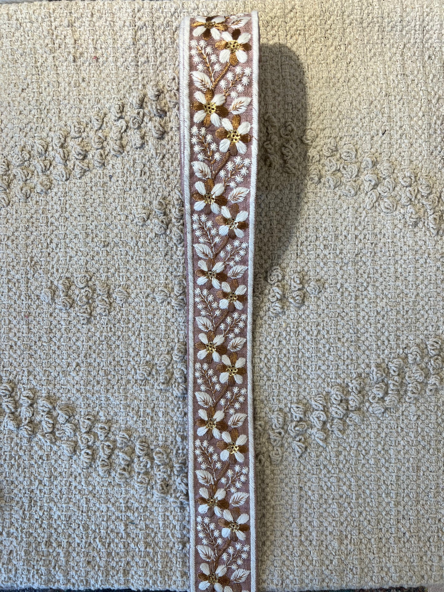 Galon broderie blanche et fils dorés avec mini sequins dorés. Différents coloris.