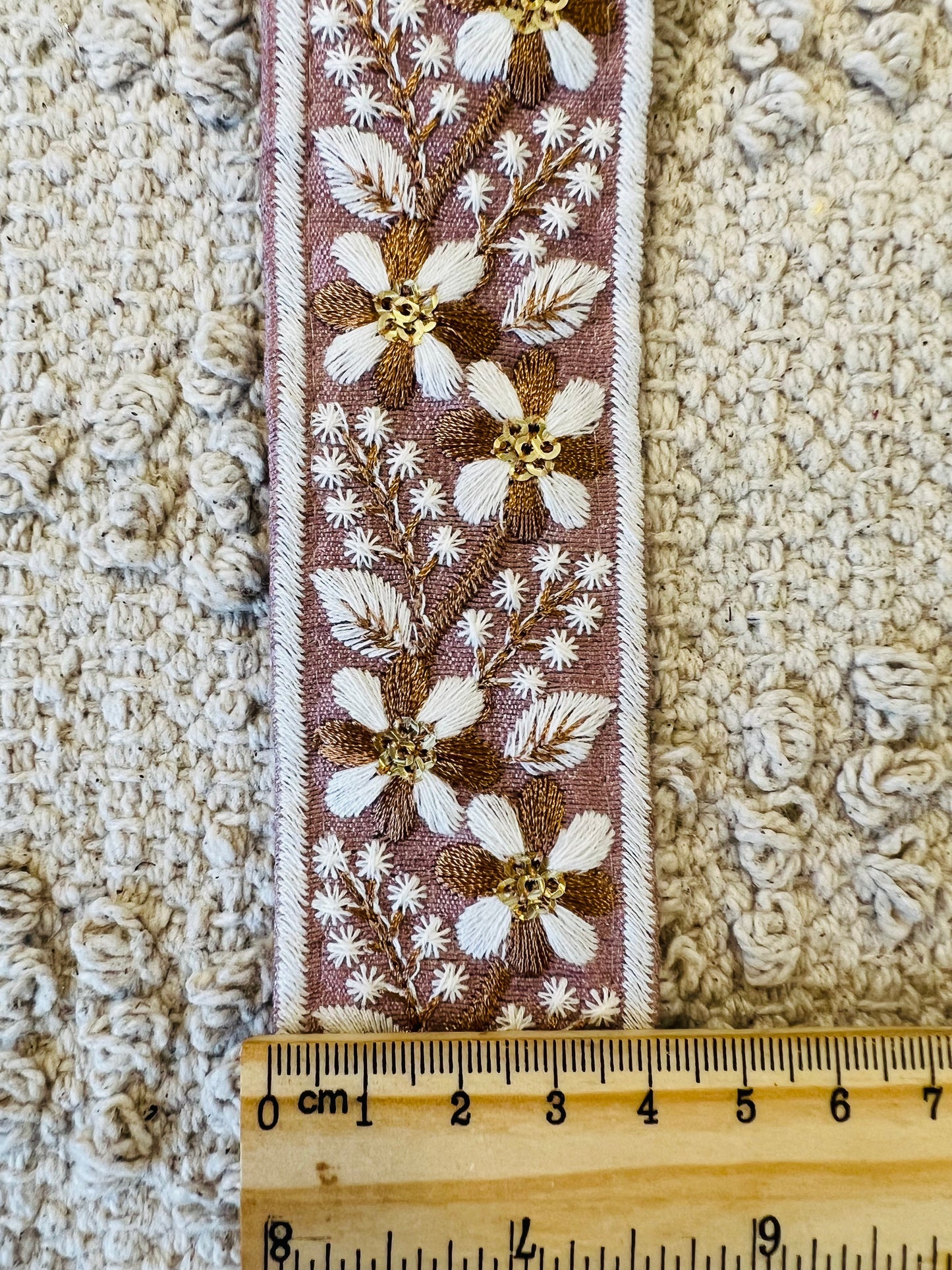 Galon broderie blanche et fils dorés avec mini sequins dorés. Différents coloris.