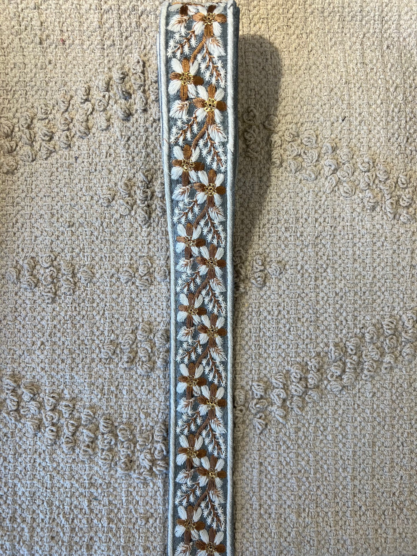 Galon broderie blanche et fils dorés avec mini sequins dorés. Différents coloris.