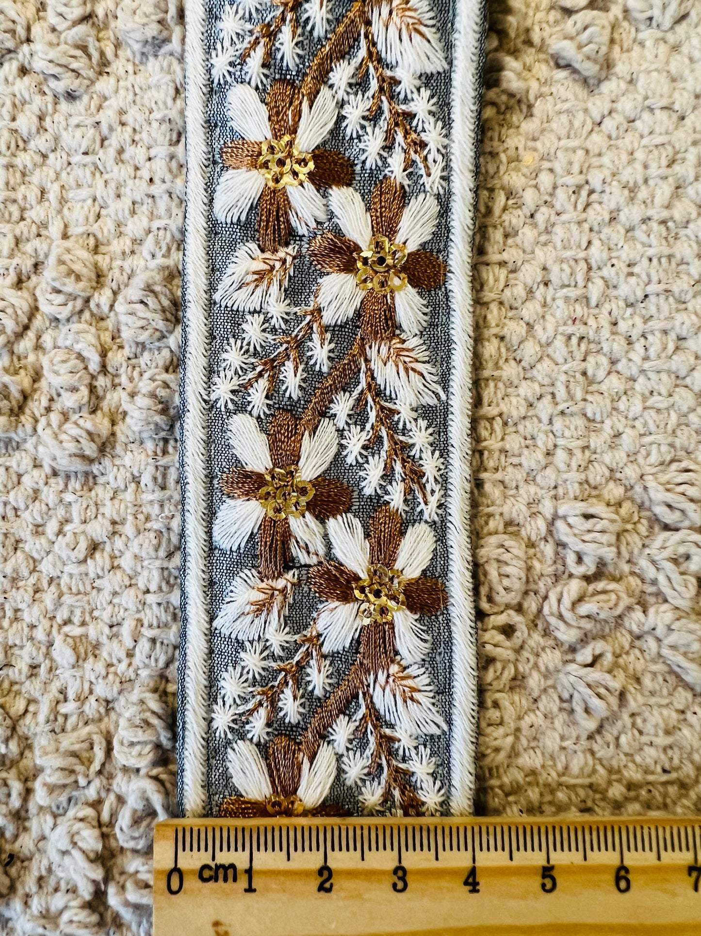 Galon broderie blanche et fils dorés avec mini sequins dorés. Différents coloris.