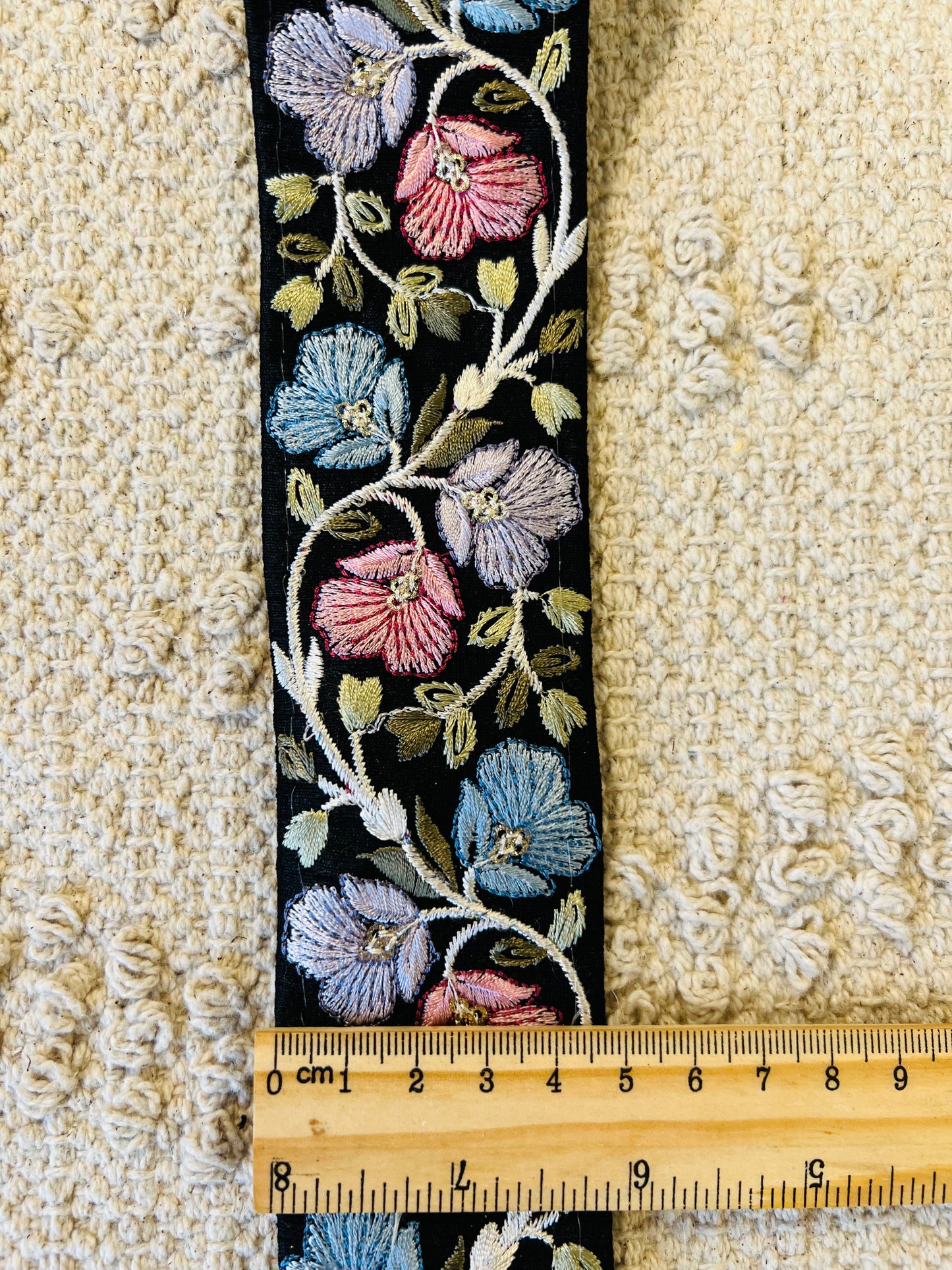 Galon nacré à broderie florale. Différents coloris.