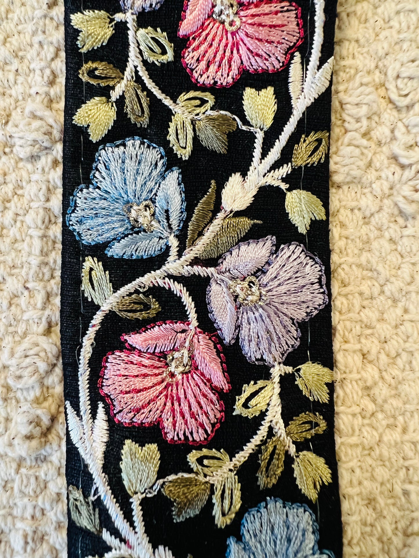 Galon nacré à broderie florale. Différents coloris.