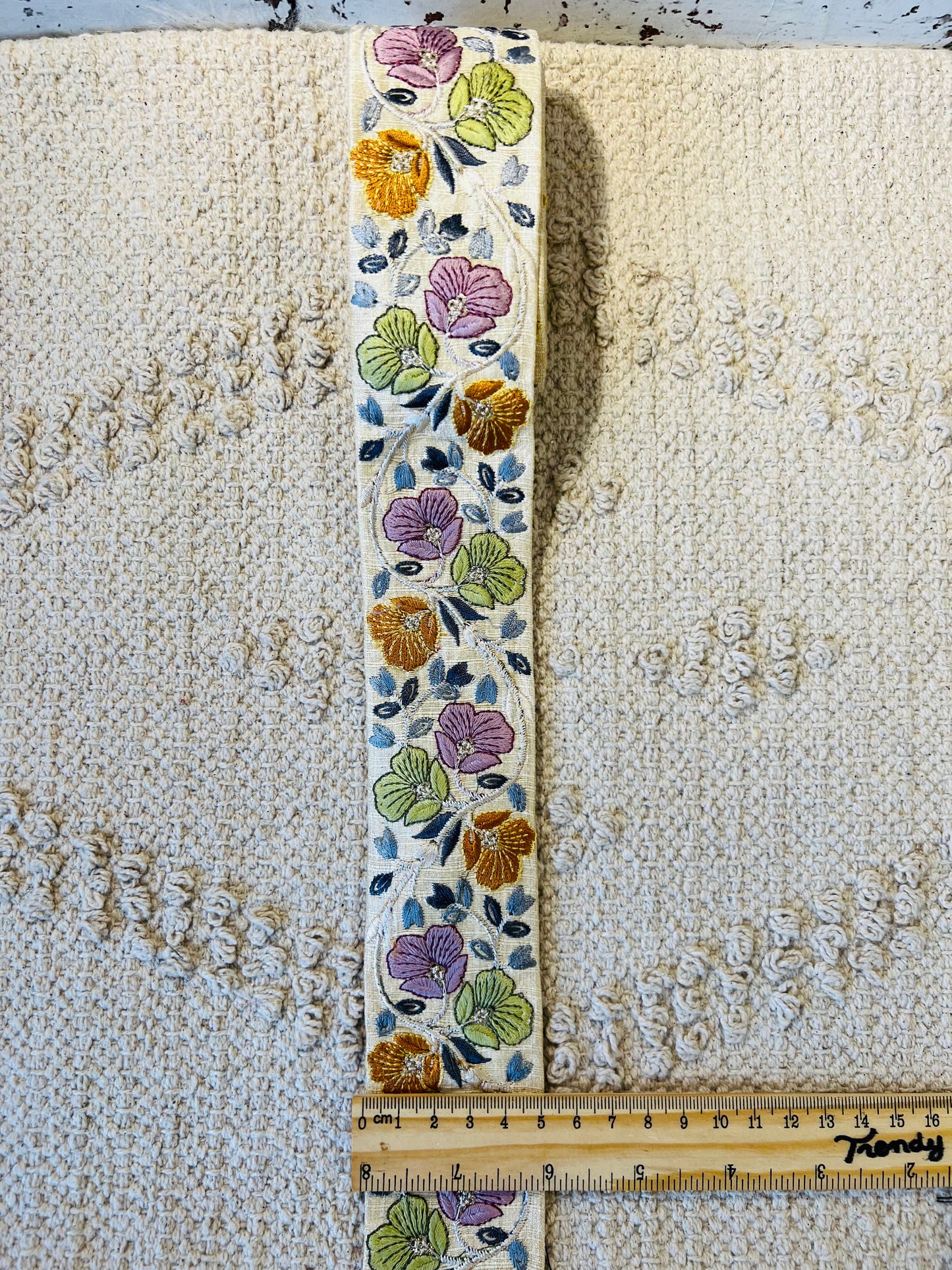 Galon nacré à broderie florale. Différents coloris.