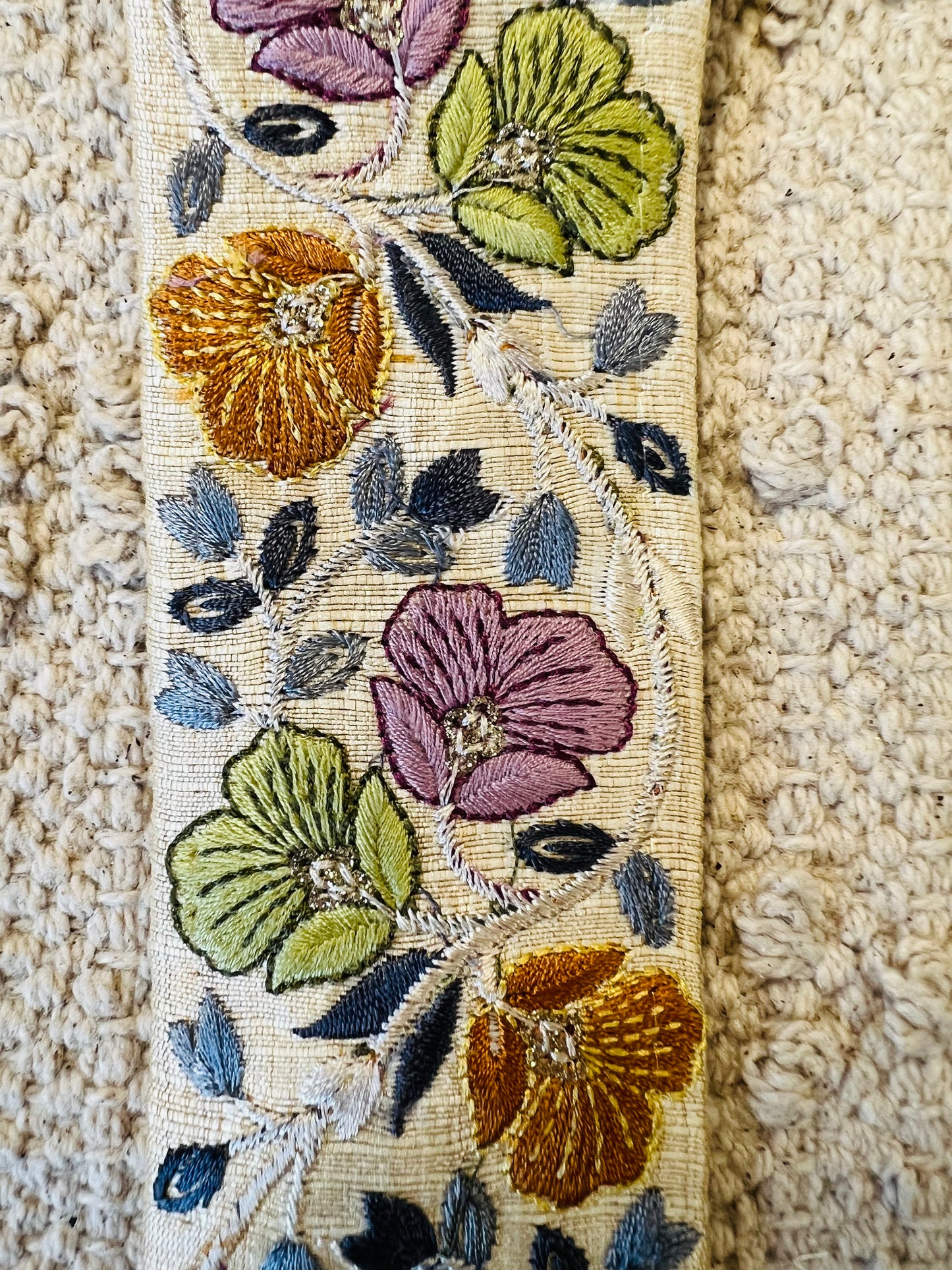 Galon nacré à broderie florale. Différents coloris.