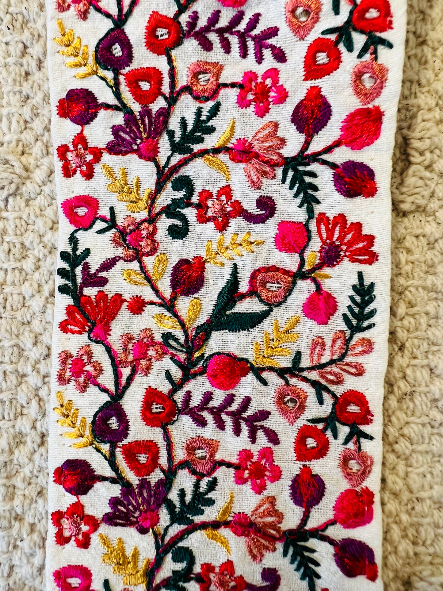 Galon large brodé de mini fleurs et feuillages