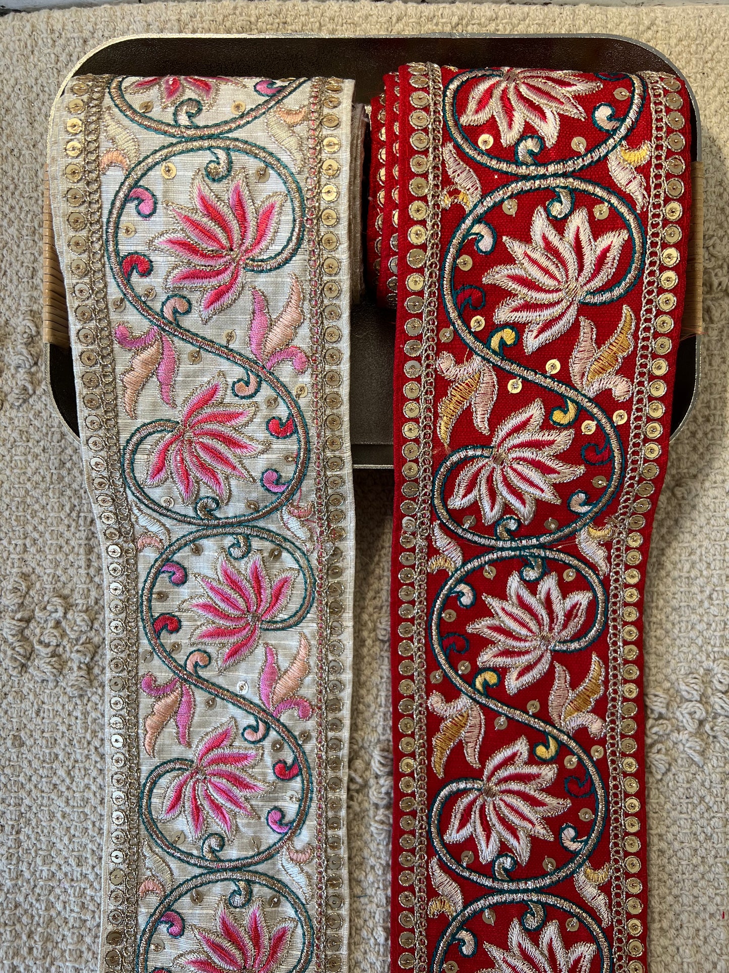 Galon broderie doré avec sequins nacré