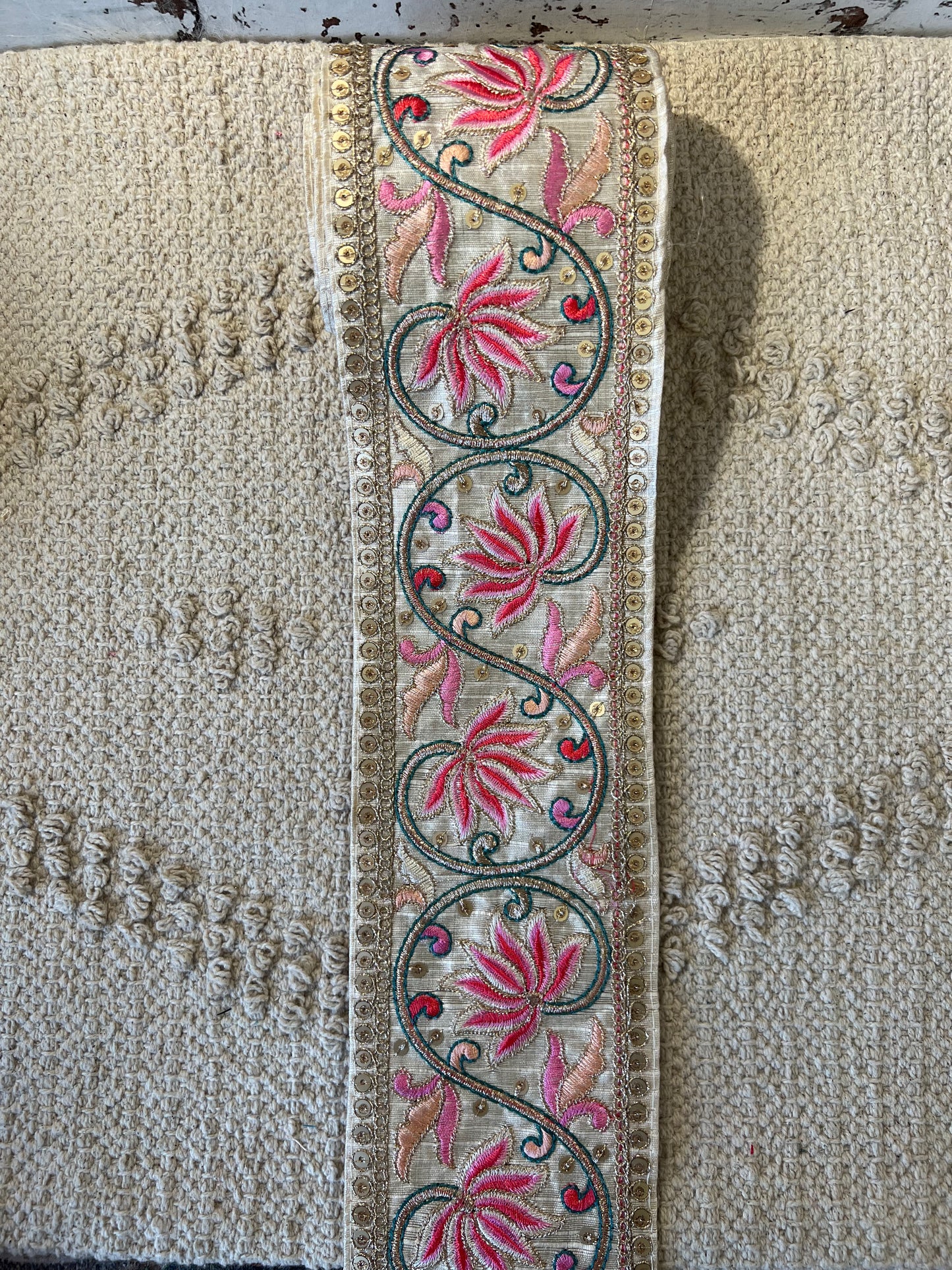 Galon broderie doré avec sequins nacré
