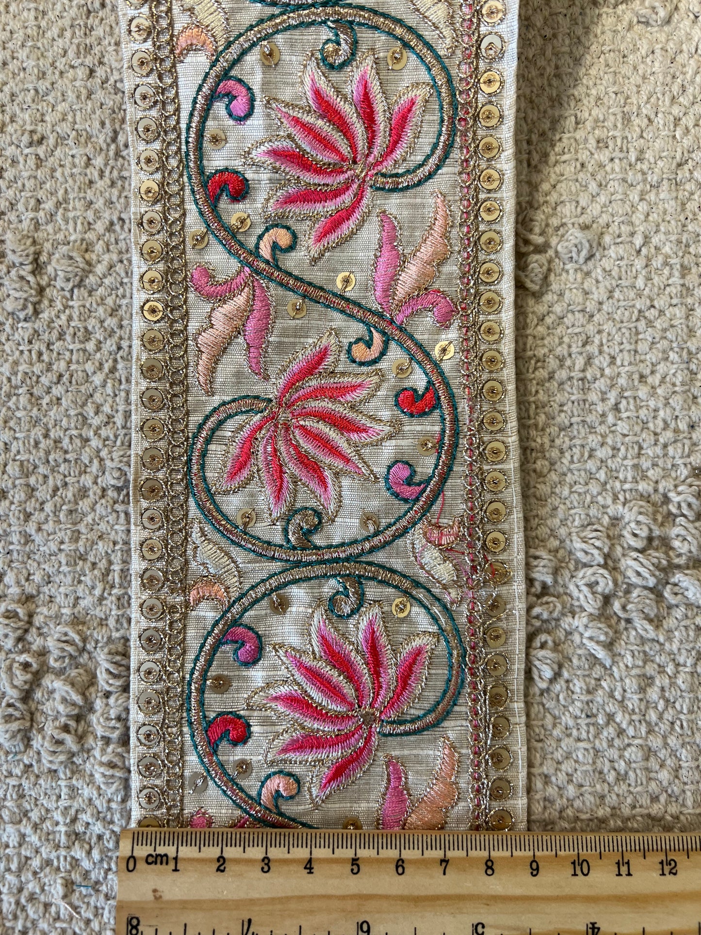 Galon broderie doré avec sequins nacré